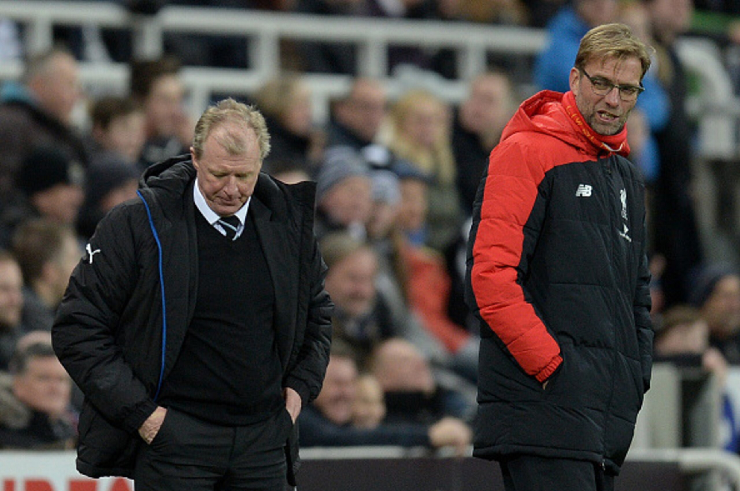 Liverpool's German manager Jurgen Klopp (R) gestures towards Newcastle United's English head coach Steve McClaren during the English Premier League football match between Newcastle United and Liverpool at St James' Park in Newcastle-upon-Tyne, north east 