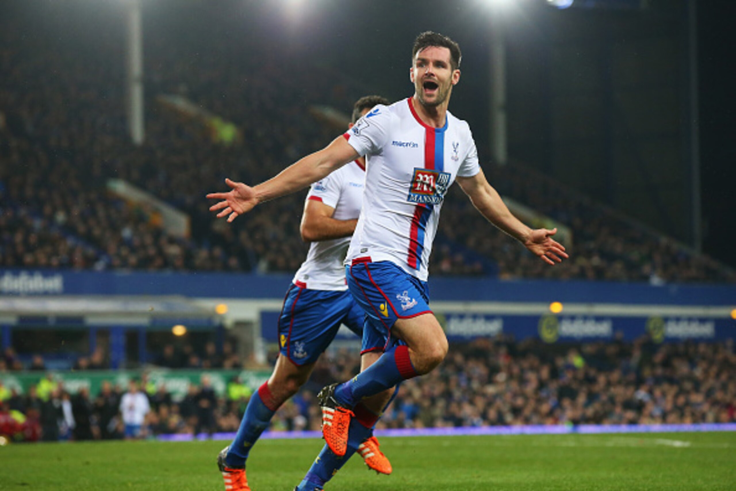 LIVERPOOL, ENGLAND - DECEMBER 07:  Scott Dann of Crystal Palace celebrates scoring the opening goal during the Barclays Premier League match between Everton and Crystal Palace at Goodison Park on December 7, 2015 in Liverpool, England.  (Photo by Alex Liv