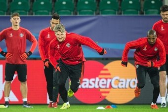 Manchester United's English midfielder Ashley Young (C, R) and Manchester United's German midfielder Bastian Schweinsteiger (C, L) warm up during a training session in Wolfsburg, central Germany, on December 7, 2015, one the eve of the UEFA Champions Leag