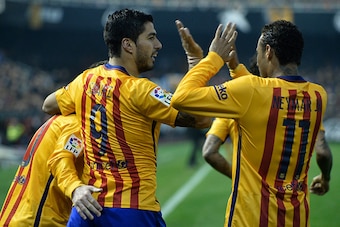 Barcelona's Uruguayan forward Luis Suarez  (L) celebrates a goal with Barcelona's Brazilian forward Neymar during the Spanish league football match Valencia CF vs FC Barcelona at the Mestalla stadium in Valencia on December 5, 2015. AFP PHOTO / JOSE JORDA