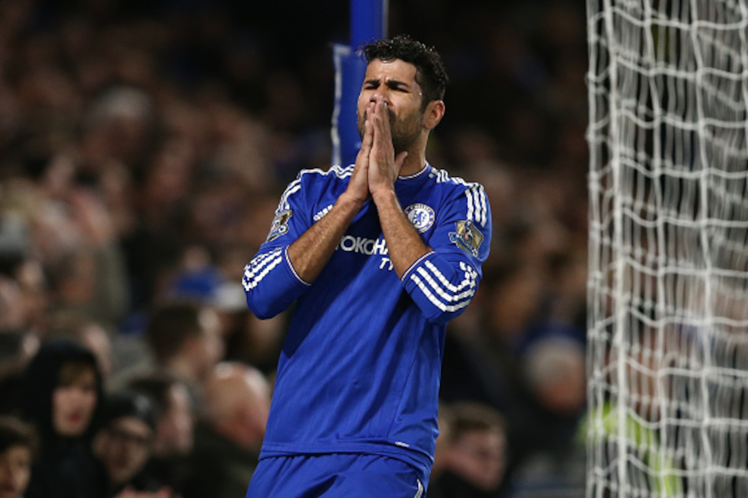 Chelsea's Brazilian-born Spanish striker Diego Costa reacts during the English Premier League football match between Chelsea and Bournemouth at Stamford Bridge in London on December 5, 2015.   AFP PHOTO / JUSTIN TALLIS

RESTRICTED TO EDITORIAL USE. No use
