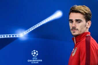 Atletico Madrid's French midfielder Antoine Griezmann (L) arrives to give a press conference at Luz stadium in Lisbon, on December 7, 2015 on the eve of the UEFA Champions League Group C football match between SL Benfica vs Atletico de Madrid.    / AFP / 