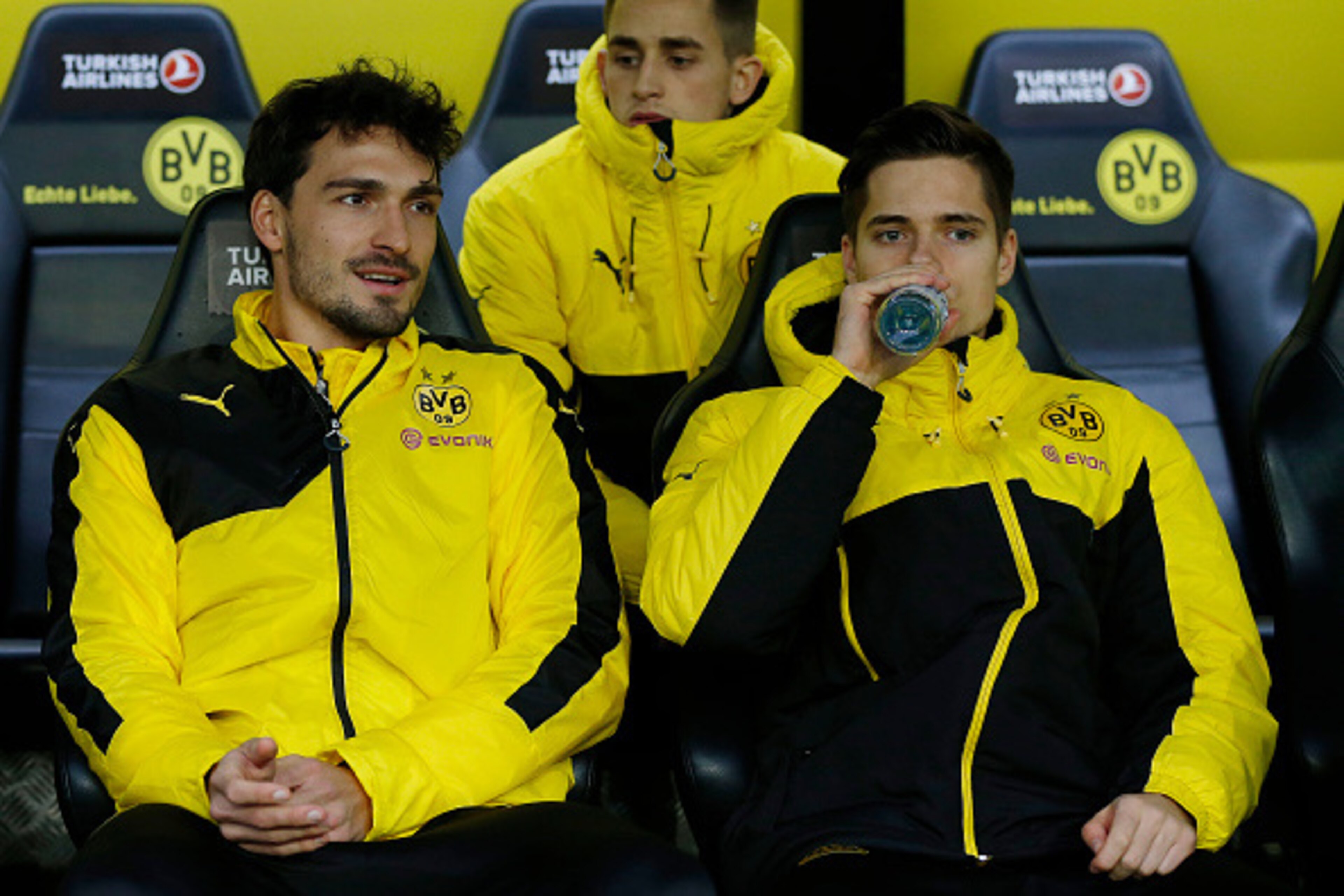 Dortmund's defender Mats Hummels (L) sits on the bench with his teammates prior to the German first division Bundesliga football match Borussia Dortmund vs VfB Stuttgart, in Dortmund, western Germany, on November 29, 2015.  AFP PHOTO / NORBERT SCHMIDT

RE