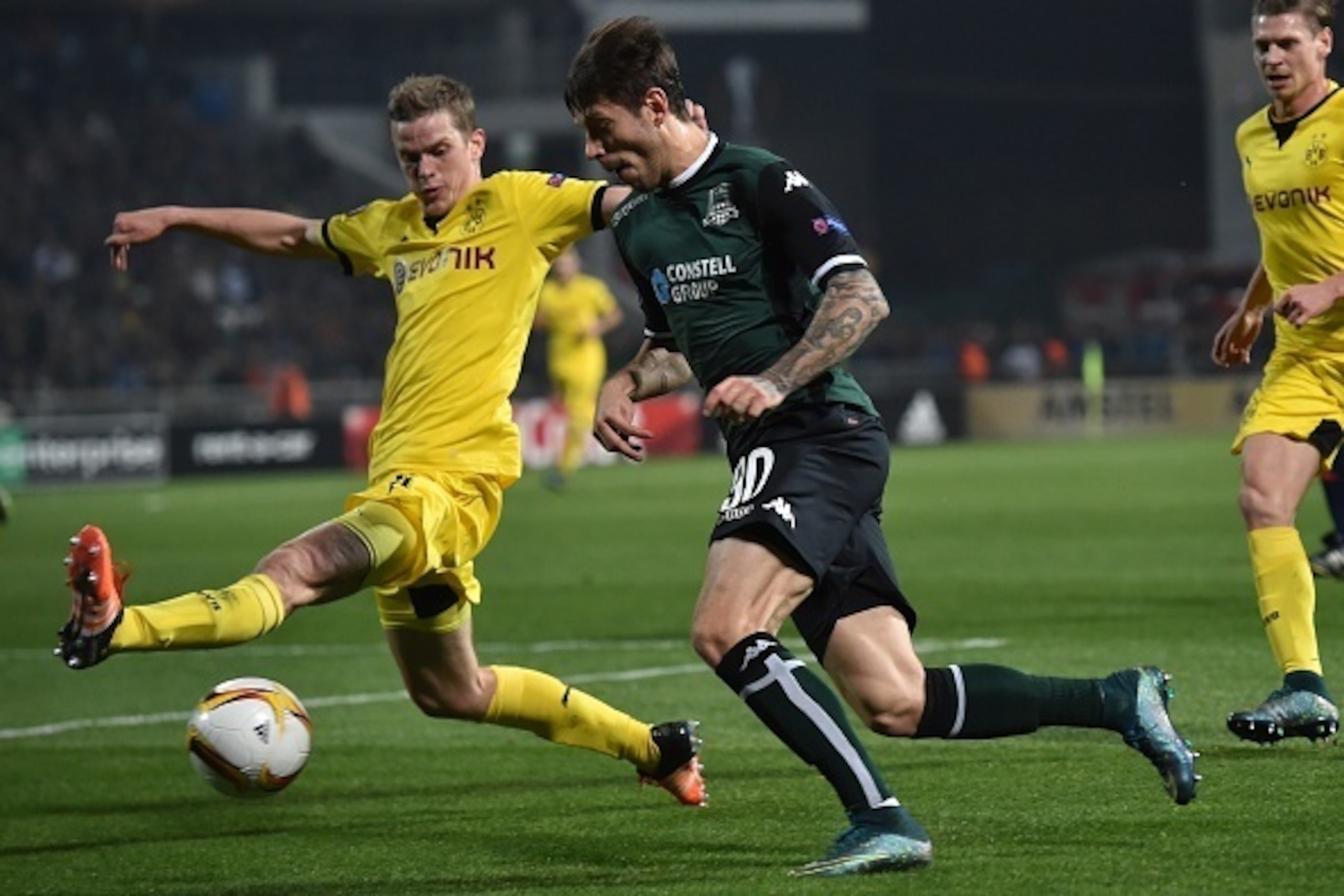 Dortmund's midfielder Sven Bender (L) vies for the ball with Krasnodar's forward Fedor Smolov during the UEFA Europa League group C football match between FC Krasnodar and Borussia Dortmund in Krasnodar on November 26, 2015. AFP PHOTO / KIRILL KUDRYAVTSEV