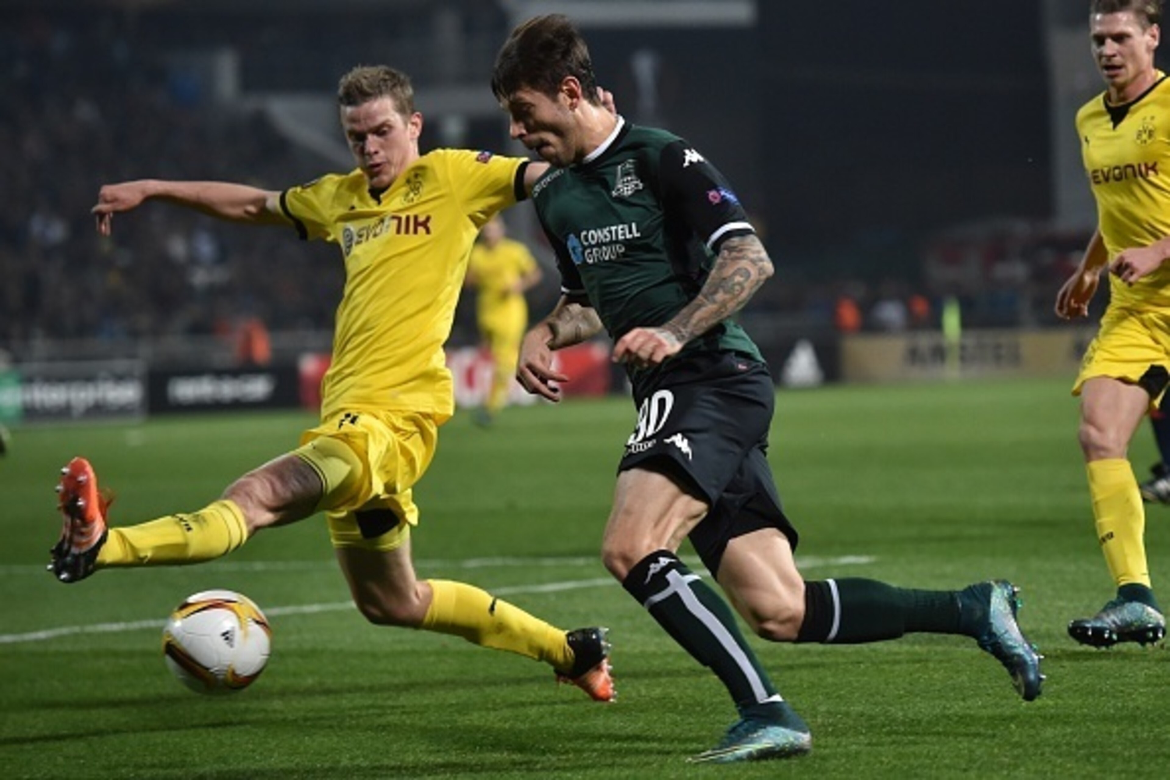 Dortmund's midfielder Sven Bender (L) vies for the ball with Krasnodar's forward Fedor Smolov during the UEFA Europa League group C football match between FC Krasnodar and Borussia Dortmund in Krasnodar on November 26, 2015. AFP PHOTO / KIRILL KUDRYAVTSEV