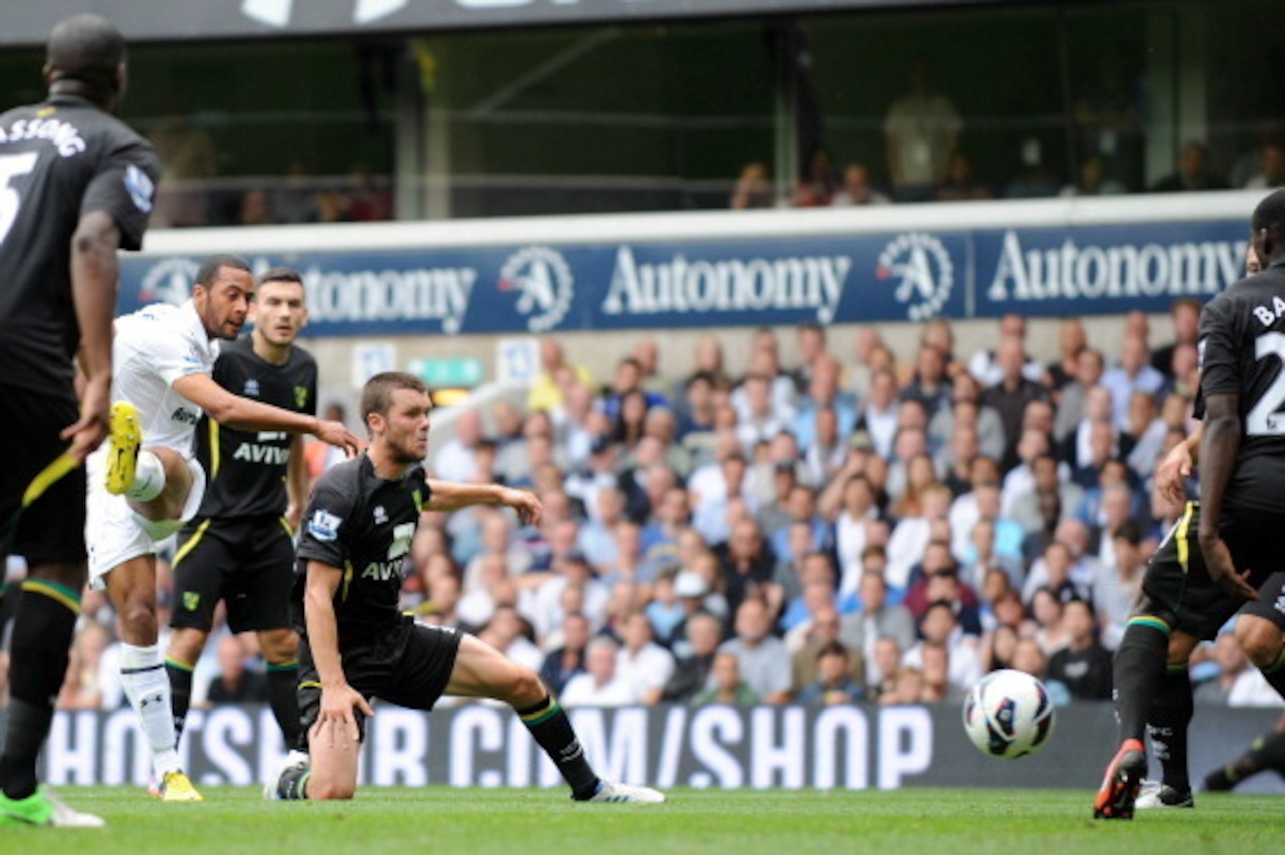 Tottenham Hotspur's Belgian midfielder Mousa Dembele (L) scores on his debut during the English Premier League football match between Tottenham Hotspur and Norwich City at White Hart Lane in north London, England on September 1, 2012. AFP PHOTO/OLLY GREEN