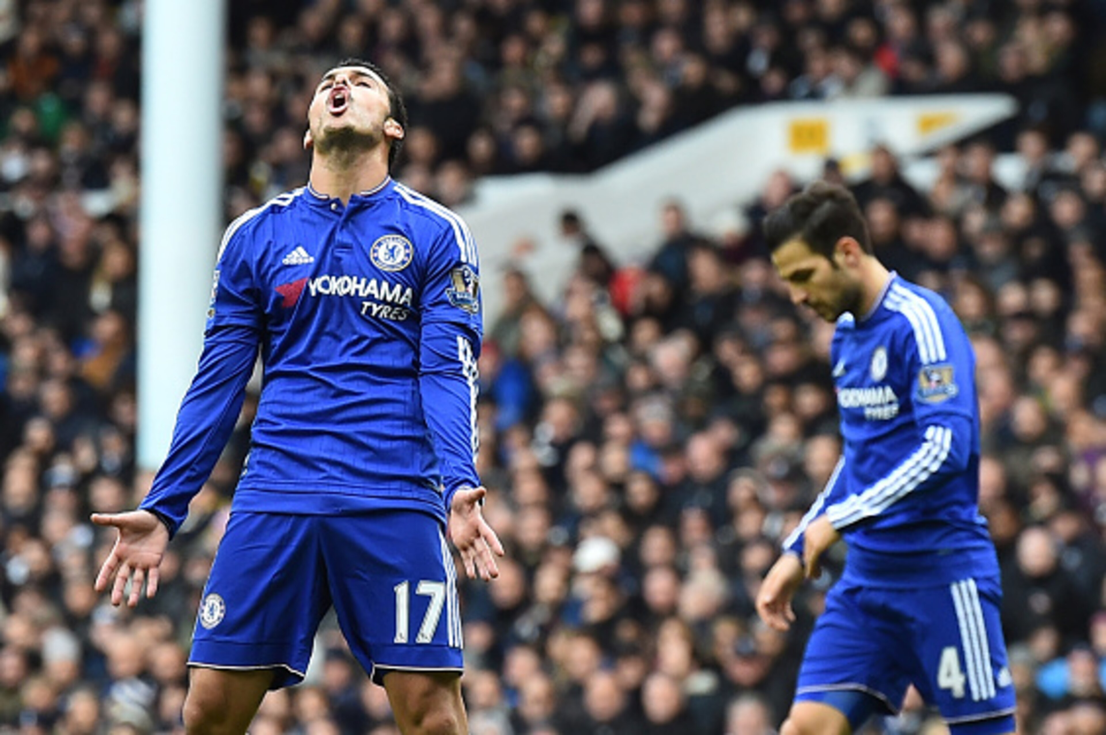 Chelsea's Spanish midfielder Pedro (L) reacts after missing a shot on goal during the English Premier League football match between Tottenham Hotspur and Chelsea at White Hart Lane in north London on November 29, 2015.     AFP PHOTO / BEN STANSALL

RESTRI