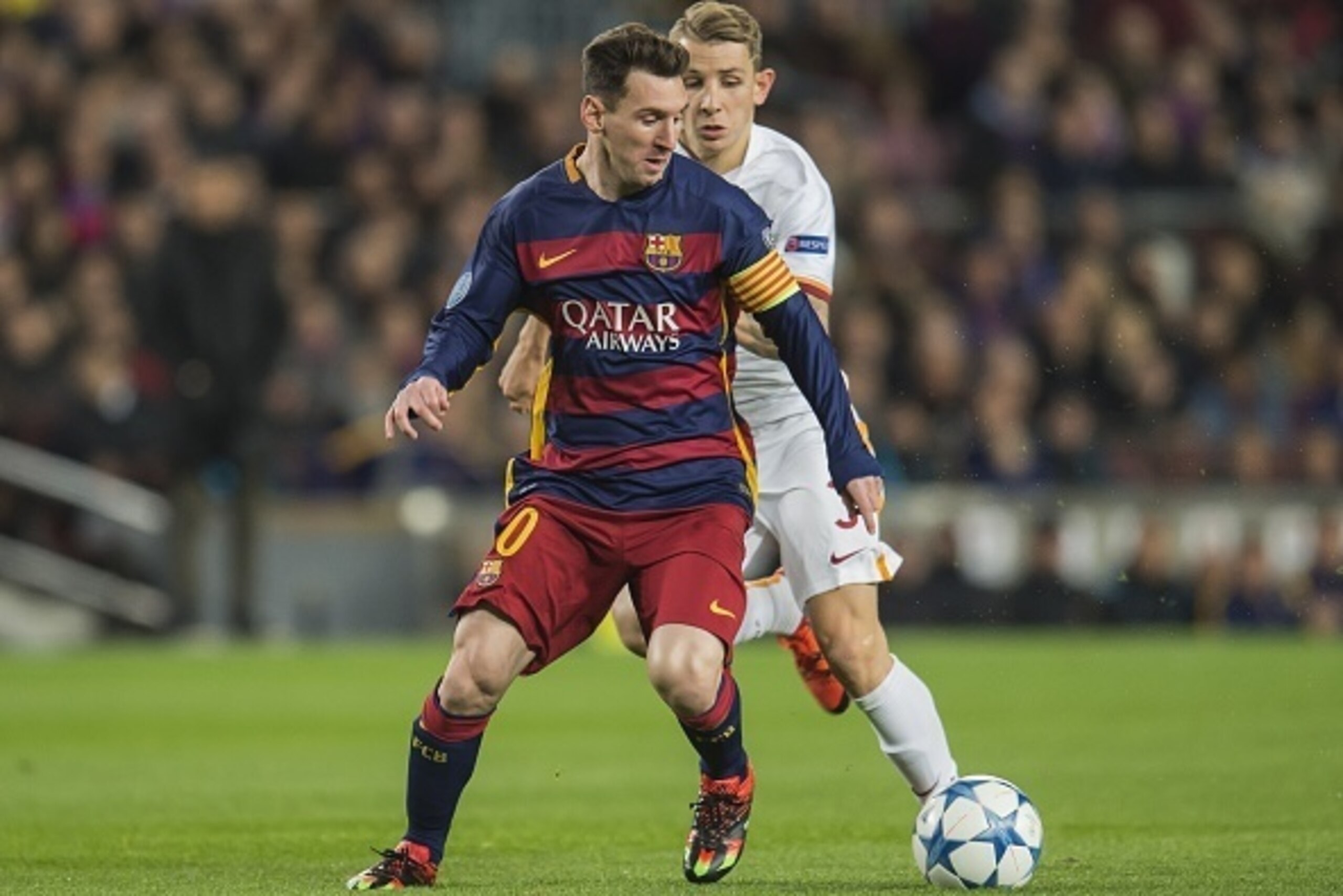 (L-R) Lionel Andres Messi of FC Barcelona, Lucas Digne of AS Roma during the Champions League match between FC Barcelona and AS Roma on November 24, 2015 at the Camp Nou stadium in Barcelona, Spain.(Photo by VI Images via Getty Images)