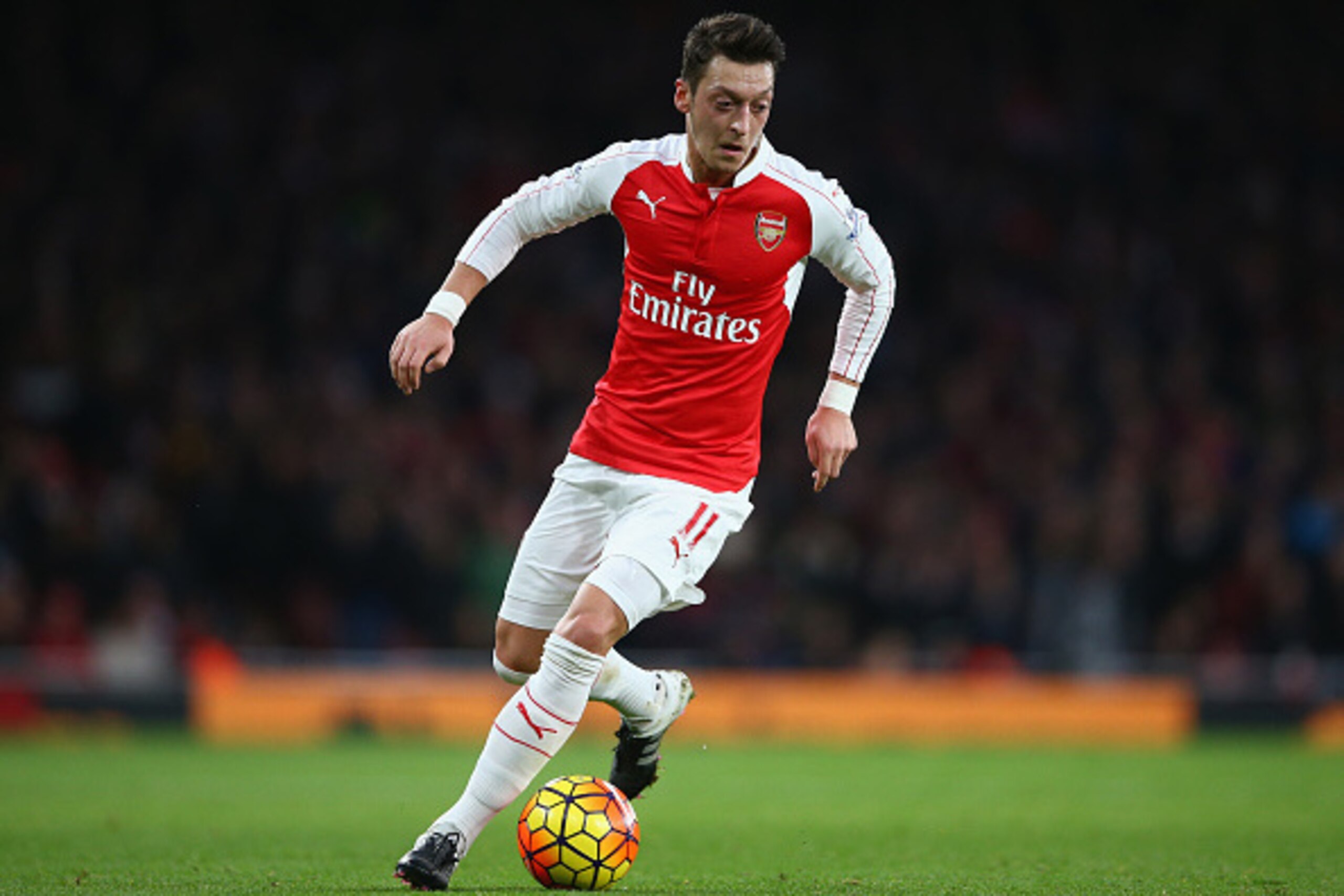 LONDON, ENGLAND - DECEMBER 05:  Mesut Ozil of Arsenal in action during the Barclays Premier League match between Arsenal and Sunderland at Emirates Stadium on December 5, 2015 in London, England.  (Photo by Paul Gilham/Getty Images)