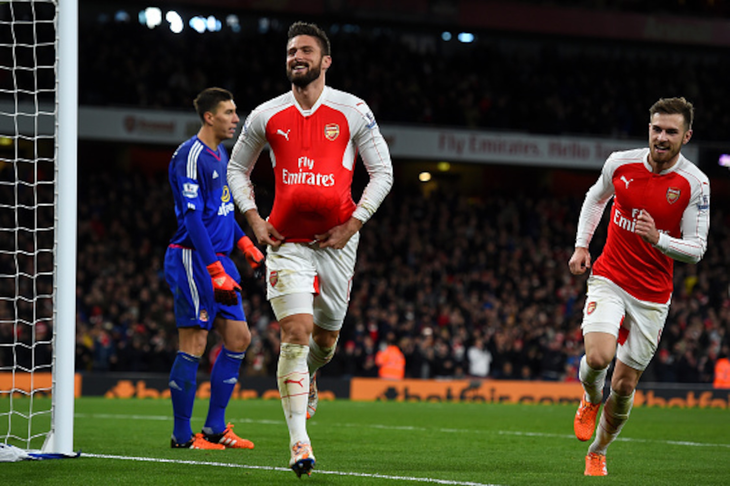 LONDON, ENGLAND - DECEMBER 05:  Olivier Giroud of Arsenal celebrates scoring his team's second goal during the Barclays Premier League match between Arsenal and Sunderland at Emirates Stadiumon December 5, 2015 in London, England.  (Photo by Shaun Botteri