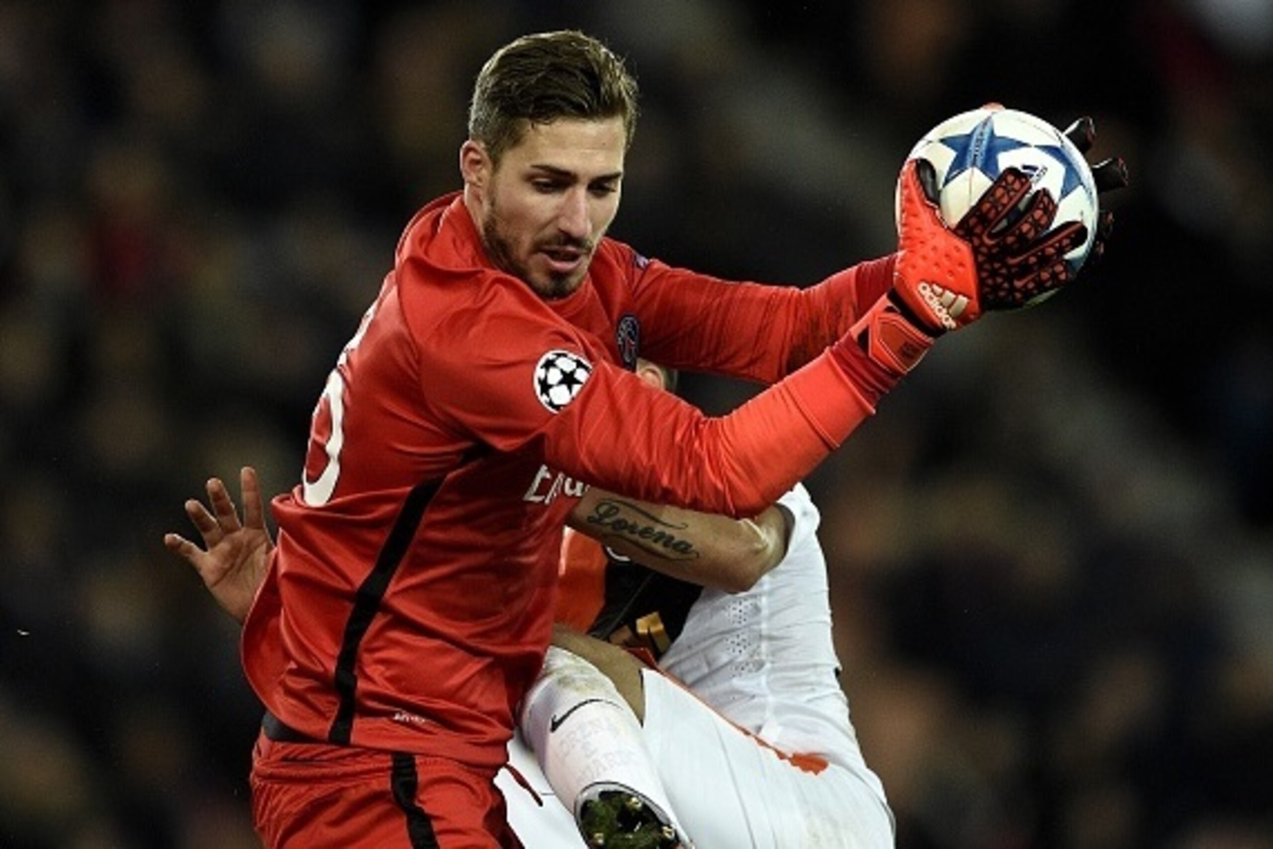 Paris Saint-Germain's German goalkeeper Kevin Trapp (L) catches the ball during the UEFA Champions League Group A football match between Paris-Saint-Germain and Shakhtar Donetsk on December 8, 2015 at the Parc des Princes stadium in Paris.  AFP PHOTO / FR