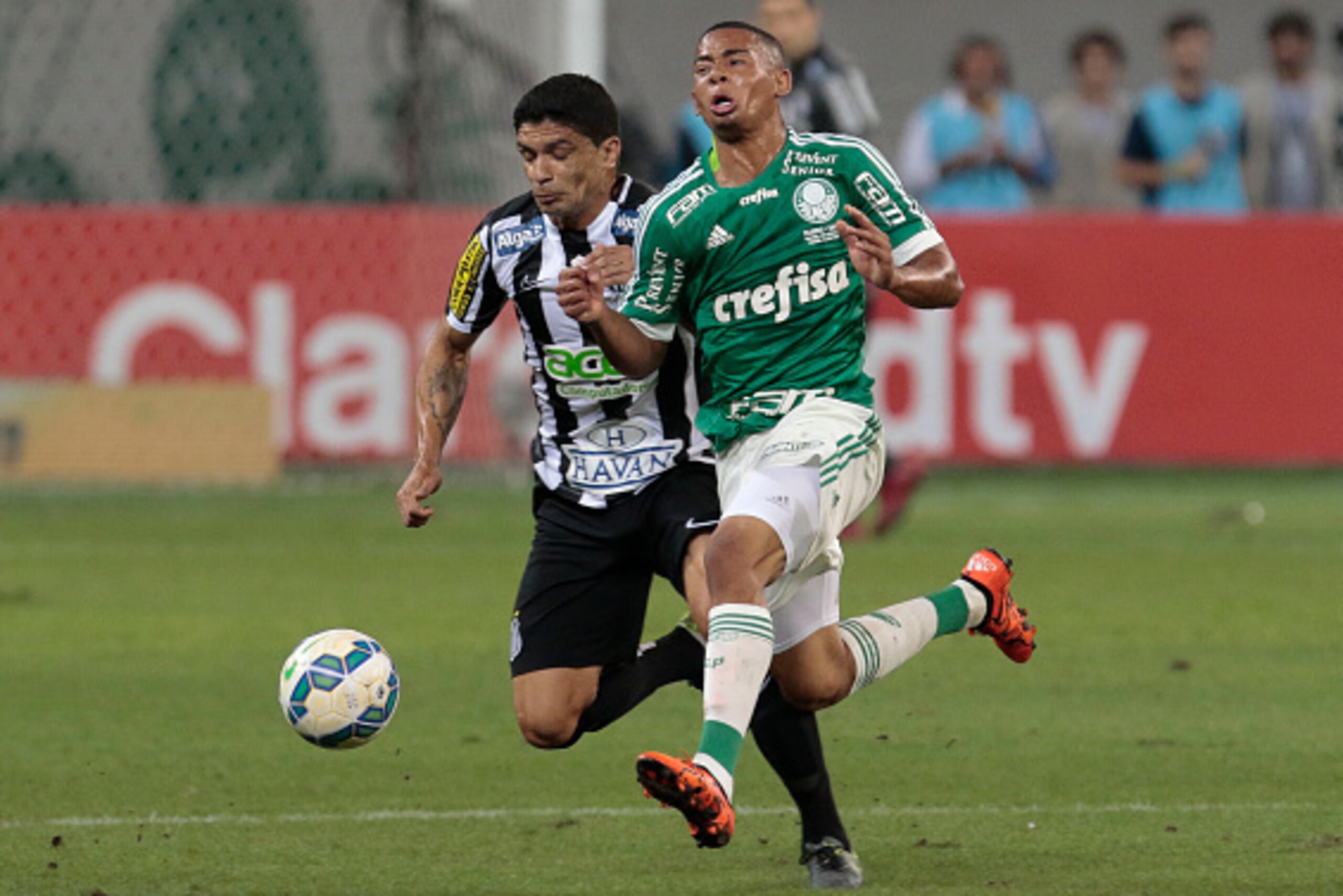 Gabriel Jesus (R) of Brazil's Palmeiras vies for the ball with Renato of Brazil's Santos, during their 2015 Brazil Cup second leg final football match held at Allianz Parque stadium in Sao Paulo, Brazil on December 02, 2015. AFP PHOTO / Miguel SCHINCARIOL Gabriel Jesus (R) of Brazil's Palmeiras vies for the ball with Renato of Brazil's Santos, during their 2015 Brazil Cup second leg final football match held at Allianz Parque stadium in Sao Paulo, Brazil on December 02, 2015. AFP PHOTO / Miguel SCHINCARIOL