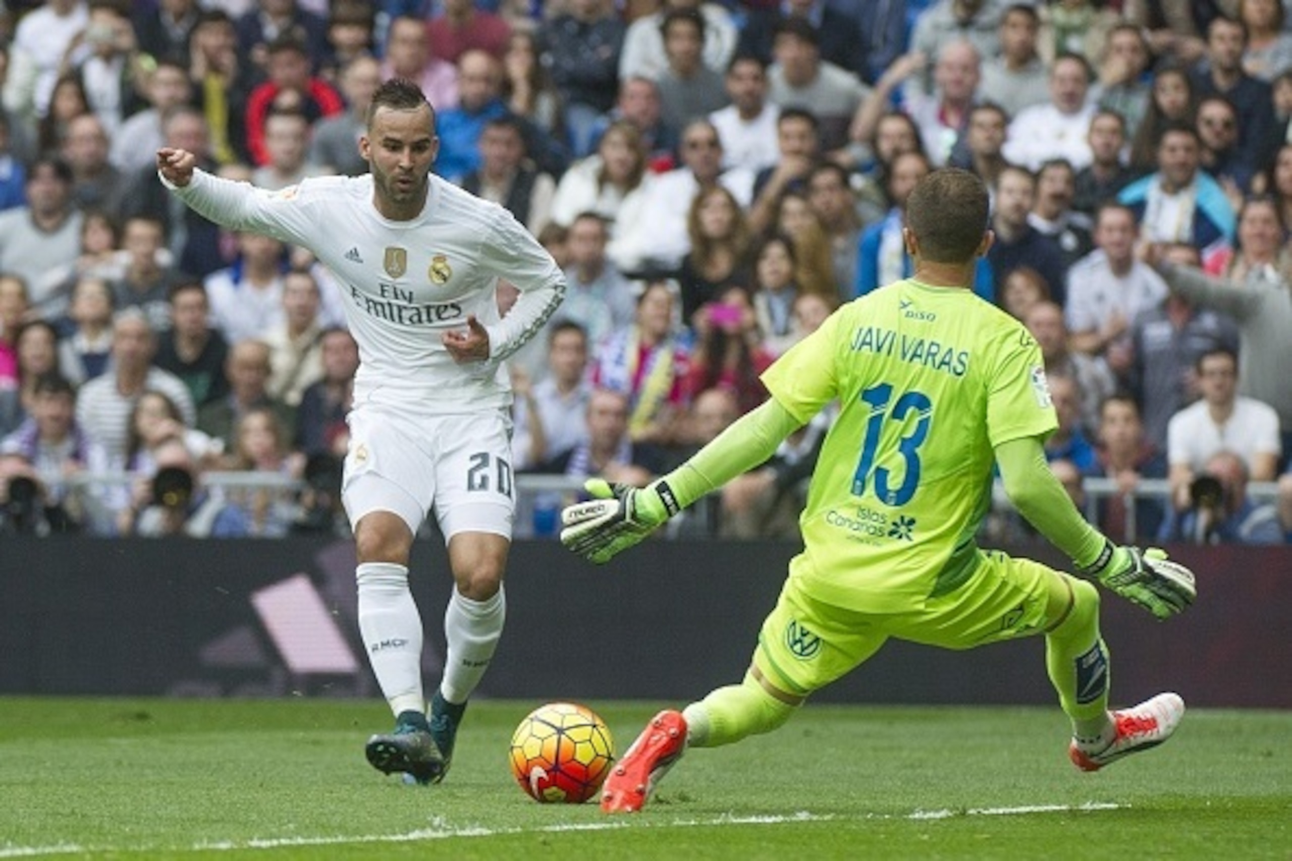 Real Madrid's forward Jese Rodriguez (L) vies with Las Palmas' goalkeeper Javi Varas during the Spanish league football match Real Madrid CF vs UD Las Palmas at the Santiago Bernabeu stadium in Madrid on October 31, 2015. AFP PHOTO / CURTO DE LA TORRE Real Madrid's forward Jese Rodriguez (L) vies with Las Palmas' goalkeeper Javi Varas during the Spanish league football match Real Madrid CF vs UD Las Palmas at the Santiago Bernabeu stadium in Madrid on October 31, 2015. AFP PHOTO / CURTO DE LA TORRE
