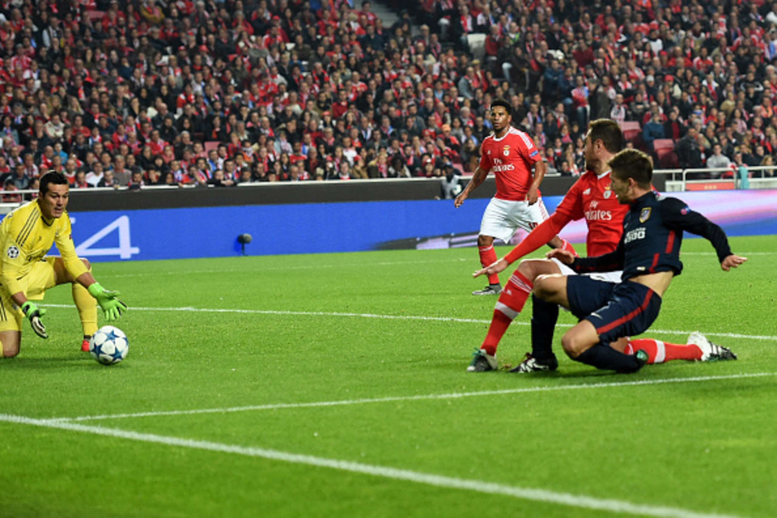 Benfica's Brazilian goalkeeper Julio Cesar (L) fails to stop a ball kicked by Atletico Madrid's Argentinian forward Luciano Vietto (R) during the UEFA Champions League Group C football match SL Benfica vs Club Atletico de Madrid at the Luz stadium in Lisb
