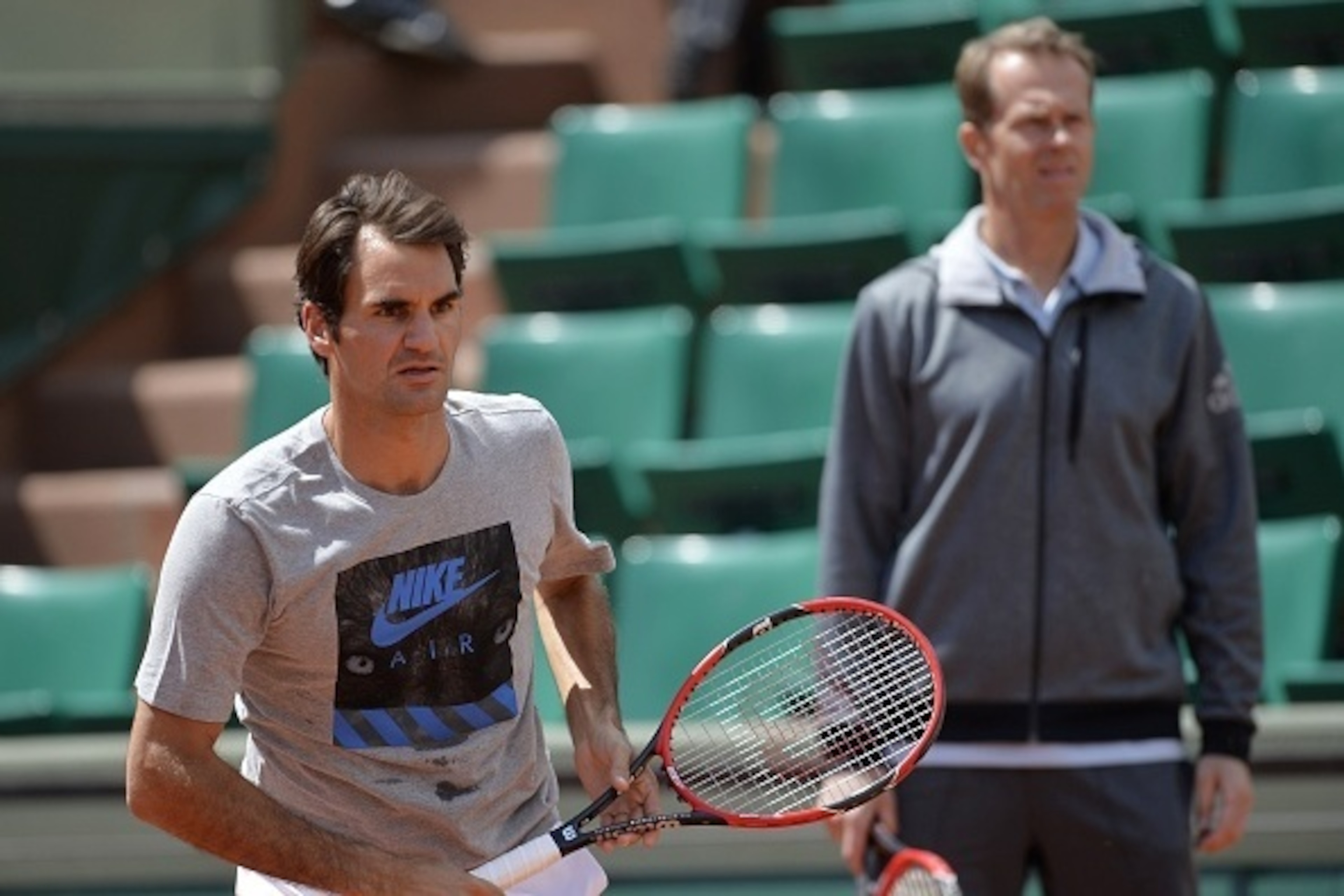 Swiss Roger Federer (L) and his Swedish coach Stefan Edberg attend a training session prior the 2015 French Open Tennis championships at the Roland Garros stadium in Paris on May 21, 2015. AFP PHOTO / MIGUEL MEDINA        (Photo credit should read MIGUEL 