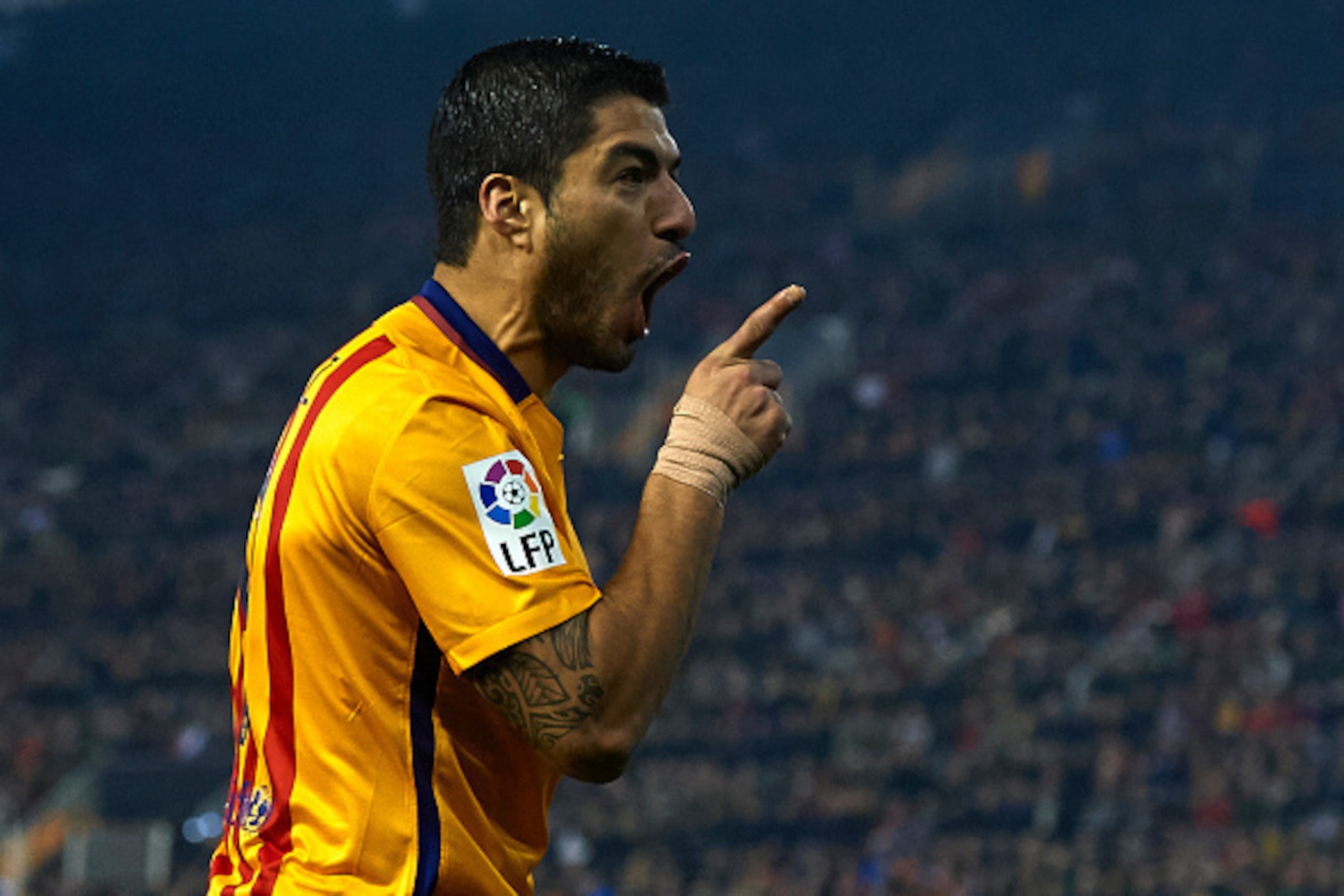 VALENCIA, SPAIN - DECEMBER 05: Luis Suarez of Barcelona celebrates scoring his team's first goal during the La Liga match between Valencia CF and FC Barcelona at Estadi de Mestalla on December 05, 2015 in Valencia, Spain. (Photo by Manuel Queimadelos Al VALENCIA, SPAIN - DECEMBER 05: Luis Suarez of Barcelona celebrates scoring his team's first goal during the La Liga match between Valencia CF and FC Barcelona at Estadi de Mestalla on December 05, 2015 in Valencia, Spain. (Photo by Manuel Queimadelos Al