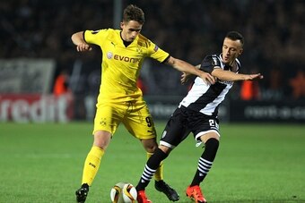Dortmund's  Adnan Januzaj (L) and Paok's Ergys Kace (R)  vie for the ball during the UEFA Europa League group C football match between PAOK FC and Borussia Dortmund at the Stadio Toumba in Thessaloniki on October 1, 2015. AFP PHOTO / SAKIS MITROLIDIS     