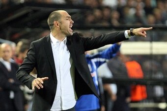 Paok's coach Igor Tudor gestures during the UEFA Europa League group C football match between PAOK FC and Borussia Dortmund at the Stadio Toumba in Thessaloniki on October 1, 2015. The match in a 1-1 draw. AFP PHOTO / SAKIS MITROLIDIS        (Photo credit