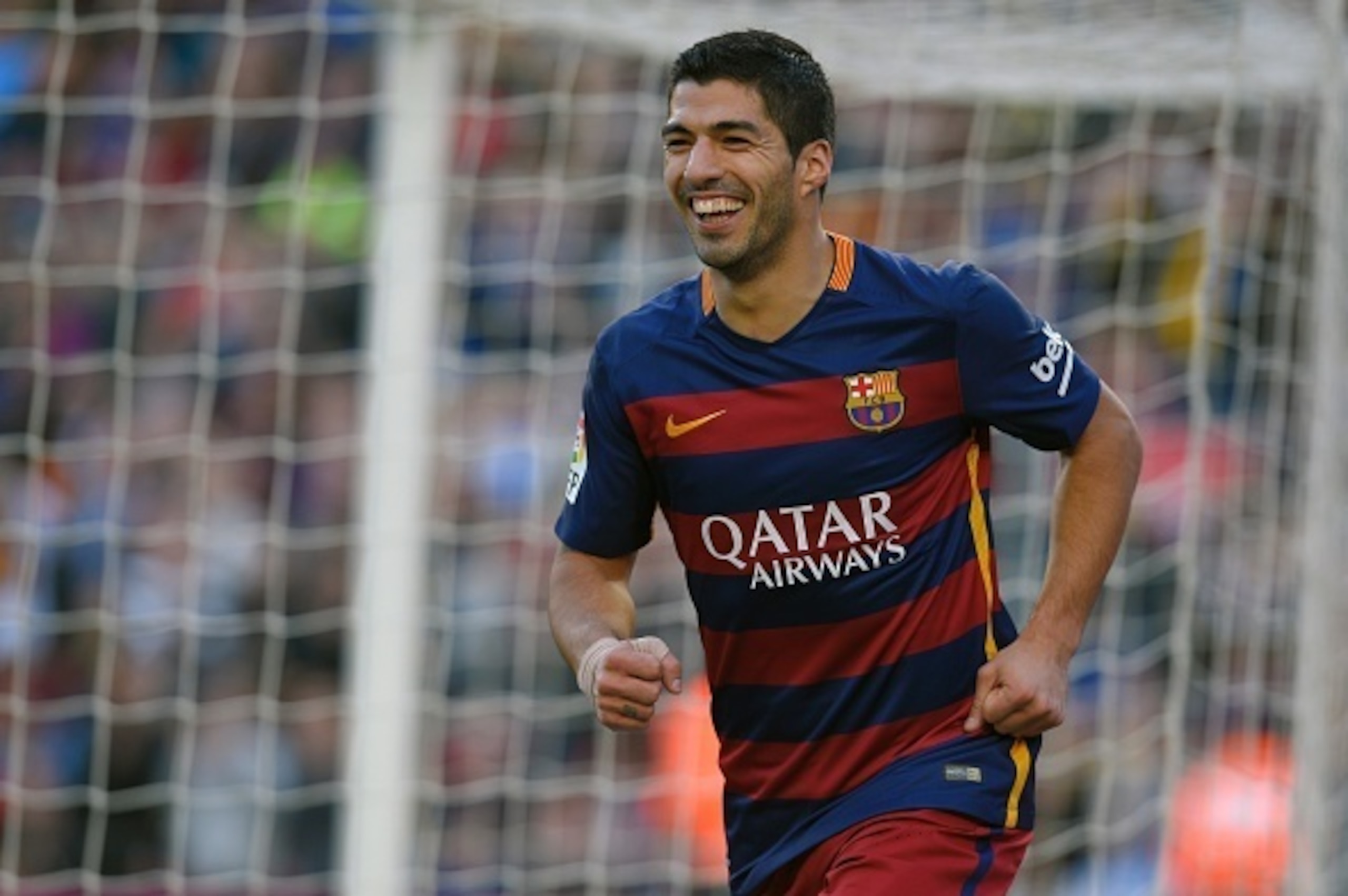 Barcelona's Uruguayan forward Luis Suarez celebrates after scoring his team's second goal during the Spanish league football match FC Barcelona vs Real Sociedad de Futbol at the Camp Nou stadium in Barcelona on November 28, 2015. AFP PHOTO/ LLUIS GENE / Barcelona's Uruguayan forward Luis Suarez celebrates after scoring his team's second goal during the Spanish league football match FC Barcelona vs Real Sociedad de Futbol at the Camp Nou stadium in Barcelona on November 28, 2015. AFP PHOTO/ LLUIS GENE /