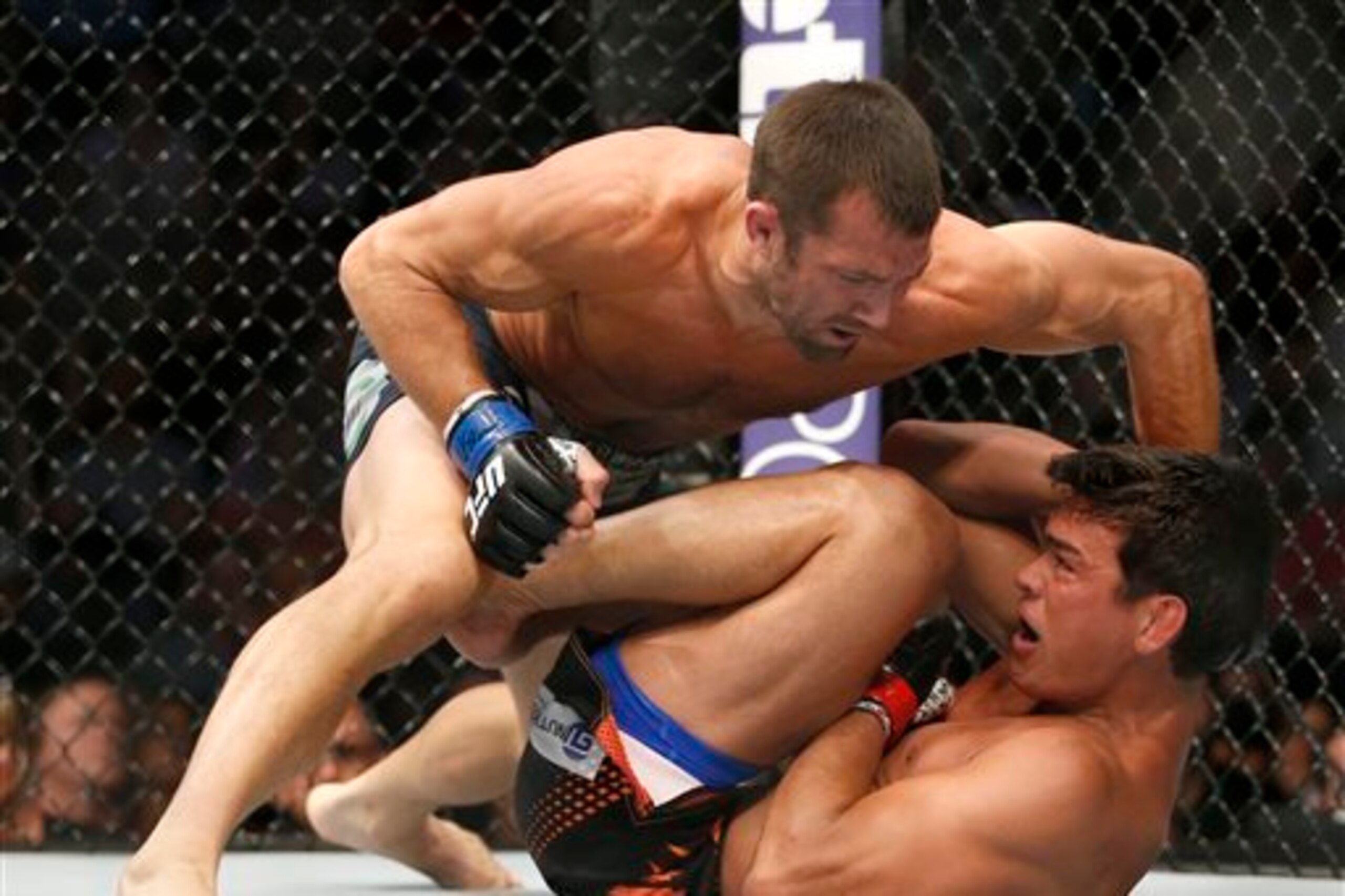 Rockhold dusts Machida.