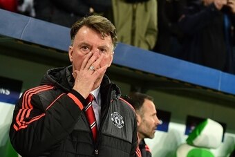 Manchester United's Dutch manager Louis van Gaal is pictured during the UEFA Champions League Group B second-leg football match VfL Wolfsburg vs Manchester United in Wolfsburg, central Germany, on December 8, 2015. AFP PHOTO / JOHN MACDOUGALL / AFP / JOHN