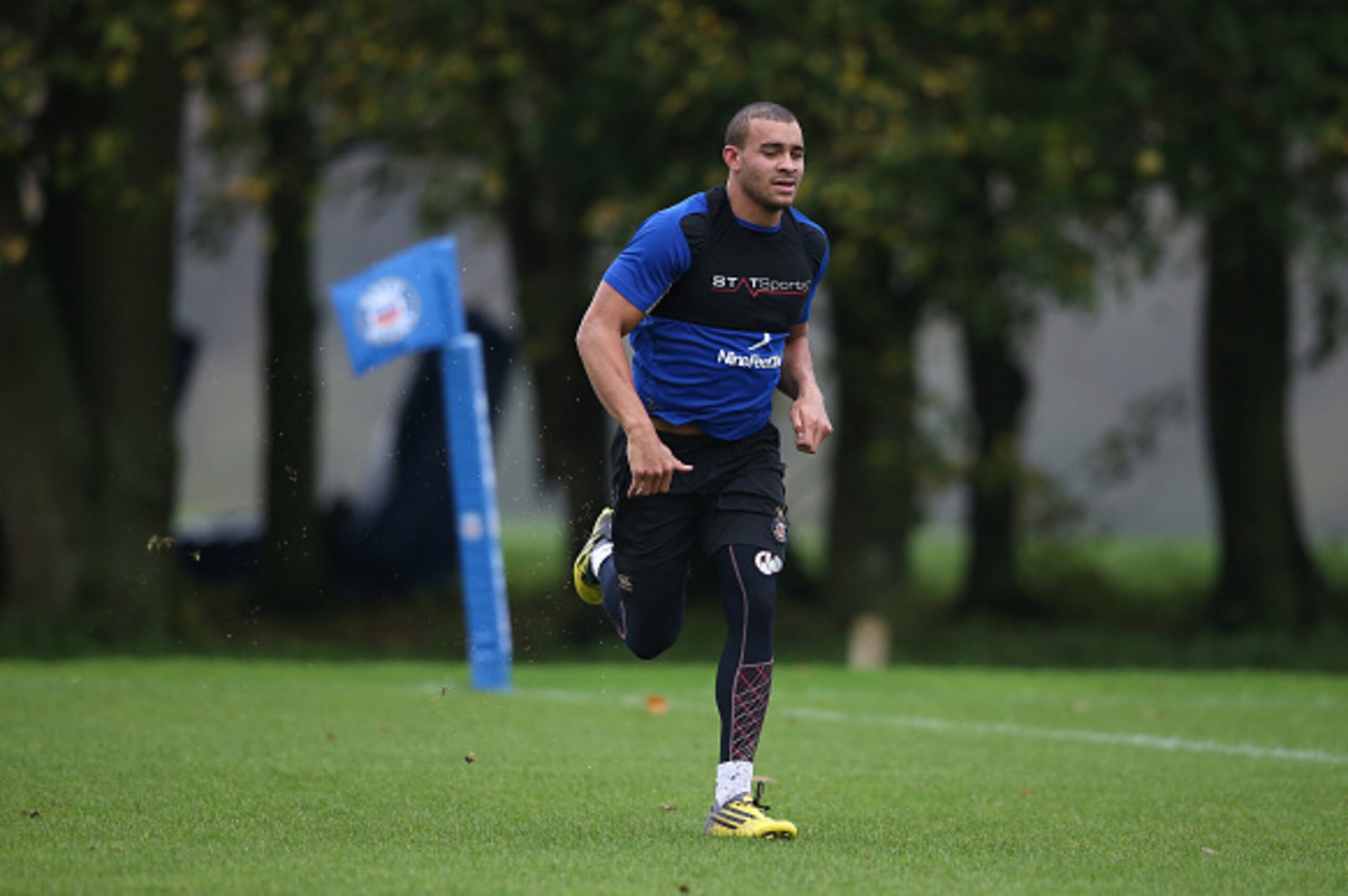 BATH, ENGLAND - NOVEMBER 17:  Jonathan Joseph runs in a warm up during the Bath training session held at Farleigh House on November 17, 2015 in Bath, England.  (Photo by David Rogers/Getty Images)