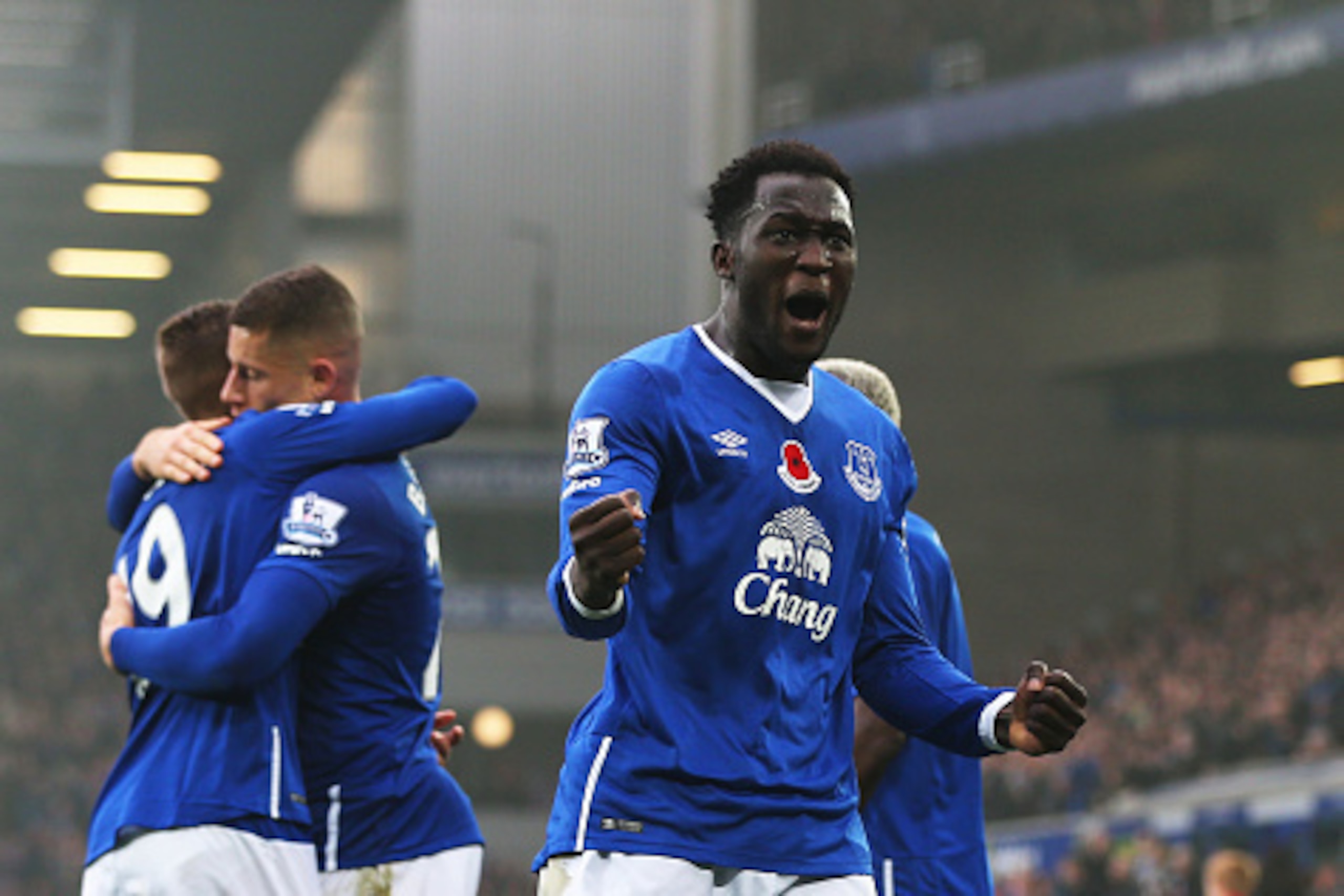 LIVERPOOL, ENGLAND - NOVEMBER 01:  Romelu Lukaku of Everton celebrates as he scores thier fourth goal during the Barclays Premier League match between Everton and Sunderland at Goodison Park on November 1, 2015 in Liverpool, England.  (Photo by Chris Brun
