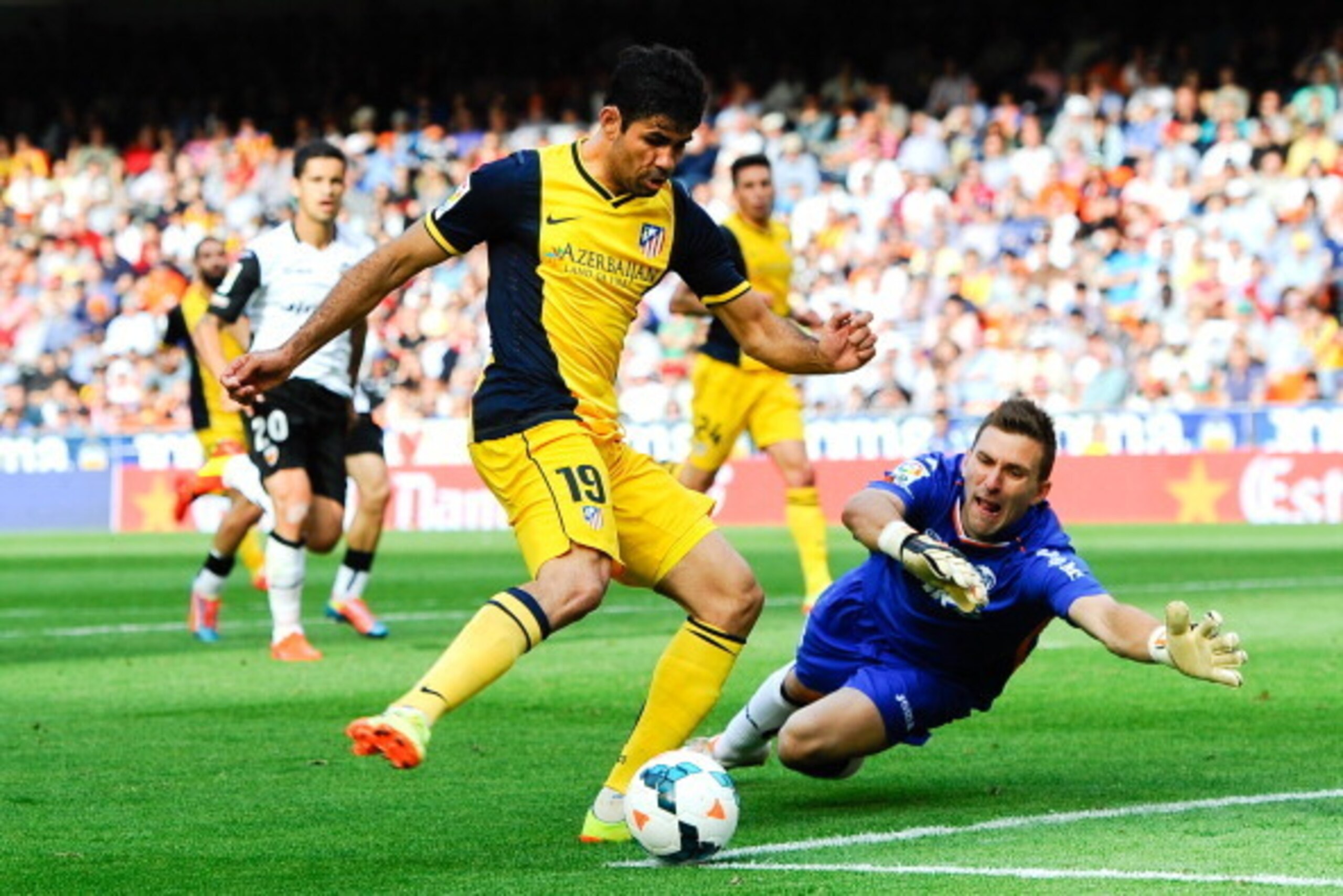 VALENCIA, SPAIN - APRIL 27:  Diego Costa of Club Atletico de Madrid shoots towards goal under a challenge by Vicente Guaita of Valencia CF of Valencia CF during the La Liga match between Valencia CF and Club Atletico de Madrid at Estadio Mestalla on April