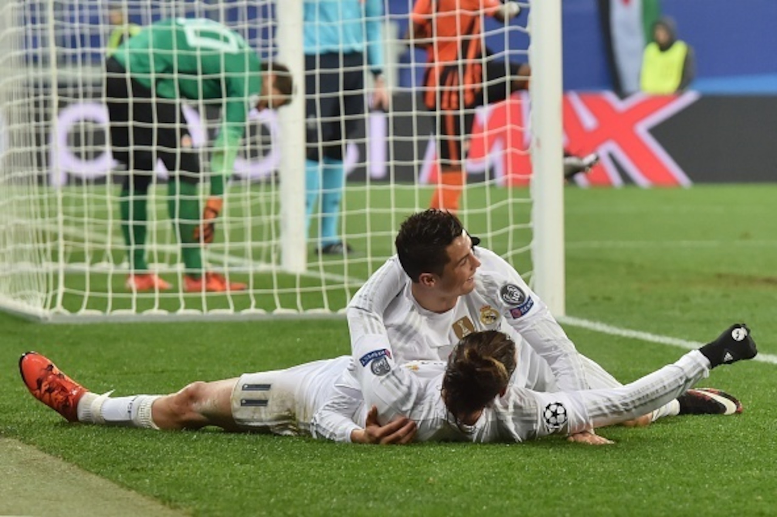 Real Madrid's Portuguese forward Cristiano Ronaldo (up) celebrates with Real Madrid's Welsh forward Gareth Bale during the UEFA Champions League group A football match between Shakhtar Donetsk and Real Madrid in Lviv on November 25, 2015. AFP PHOTO / SERG
