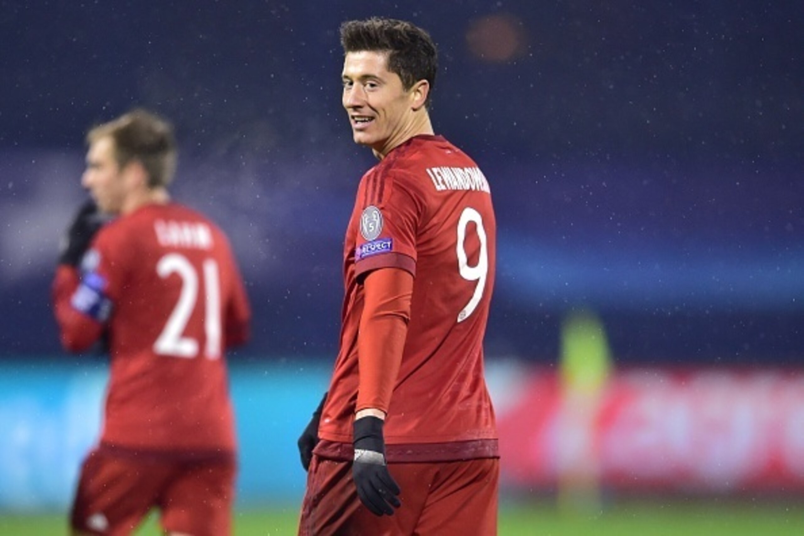 Bayern Munich's Polish striker Robert Lewandowski celebrates scoring during the UEFA Champions League football match between Dinamo Zagreb v Bayern Munich at the Maksimir stadium in Zagreb on December 9, 2015. AFP PHOTO / ANDREJ ISAKOVIC  ALTERNATIVE CROP