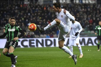Fiorentina's forward from Italy Federico Bernardeschi (R) fights for the ball  with Sassuolo's defender from Croatia Sime Vrsaljko during the Italian Serie A football match Sassuolo vs Fiorentina on November 30, 2015 at the Mapei Stadium stadium in Reggio