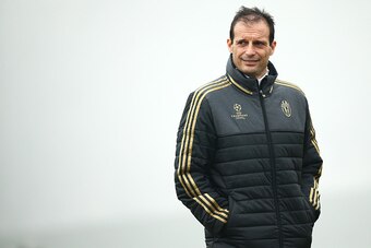 Juventus' coach Massimiliano Allegri takes part in a training session on the eve of the UEFA Champions League football match FC Sevilla Vs Juventus on December 7, 2015 at the 'Juventus Training Center ' in Vinovo, near Turin.  AFP PHOTO / MARCO BERTORELLO