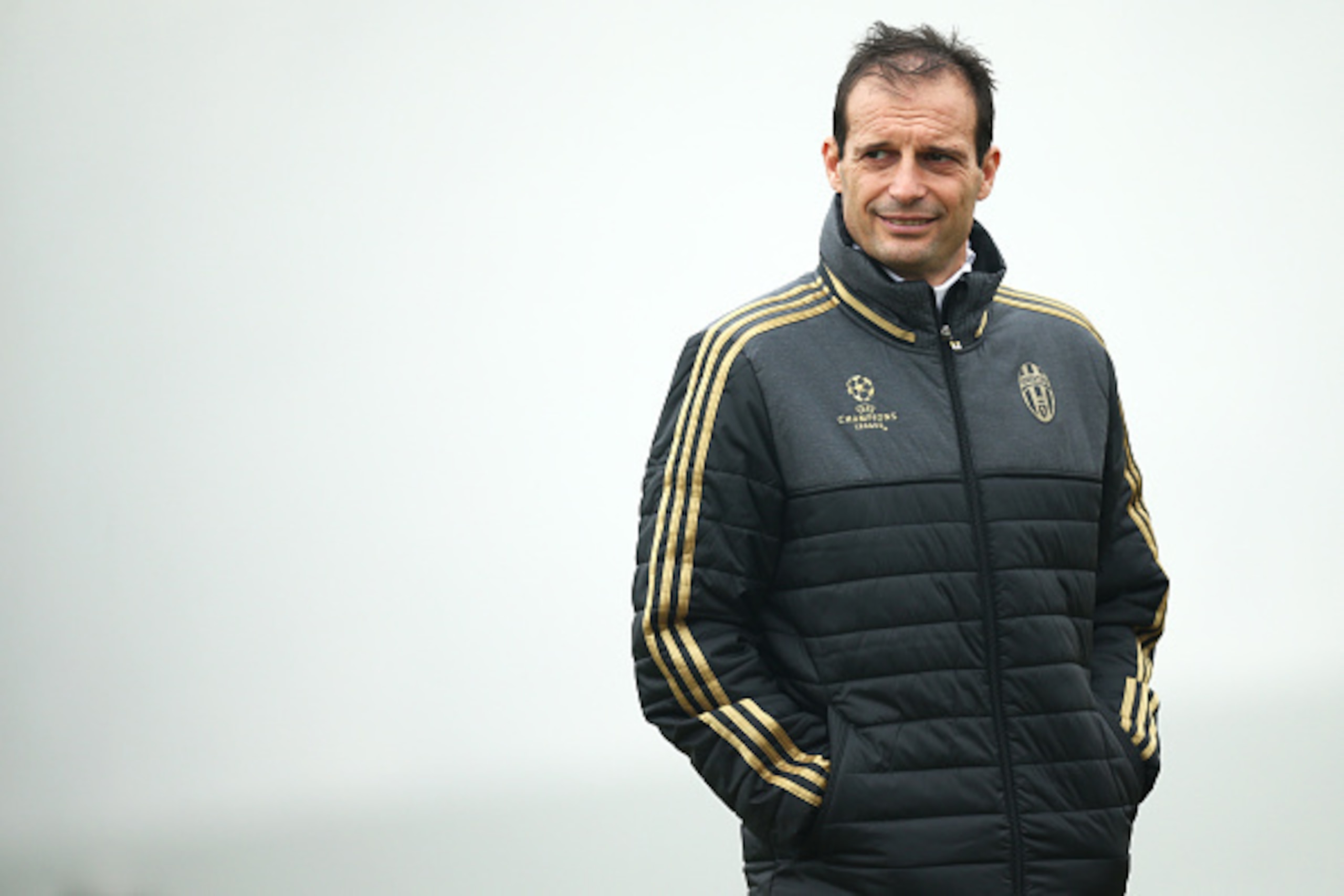 Juventus' coach Massimiliano Allegri takes part in a training session on the eve of the UEFA Champions League football match FC Sevilla Vs Juventus on December 7, 2015 at the 'Juventus Training Center ' in Vinovo, near Turin.  AFP PHOTO / MARCO BERTORELLO