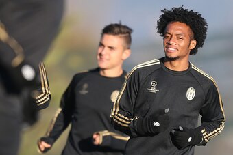 Juventus' Colombian midfielder Juan Cuadrado (R) takes part in a training session at the Juventus Training Center in Vinovo, near Turin, on November 24, 2015, on the eve of the UEFA Champions League football match Juventus vs Manchester City.  AFP PHOTO /