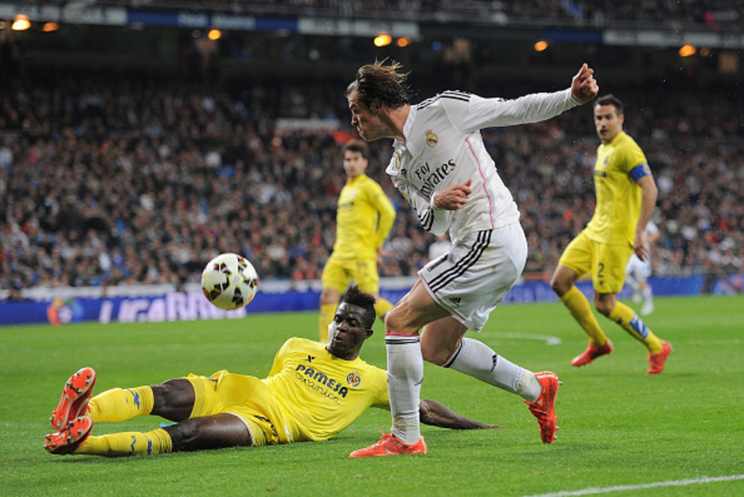 MADRID, SPAIN - MARCH 01: Eric Bailly of Villarreal blocks Gareth Bale of Real Madrid during the La Liga match between Real Madrid and Villarreal at Estadio Santiago Bernabeu on March 1, 2015 in Madrid, Spain. (Photo by Denis Doyle/Getty Images) MADRID, SPAIN - MARCH 01: Eric Bailly of Villarreal blocks Gareth Bale of Real Madrid during the La Liga match between Real Madrid and Villarreal at Estadio Santiago Bernabeu on March 1, 2015 in Madrid, Spain. (Photo by Denis Doyle/Getty Images)