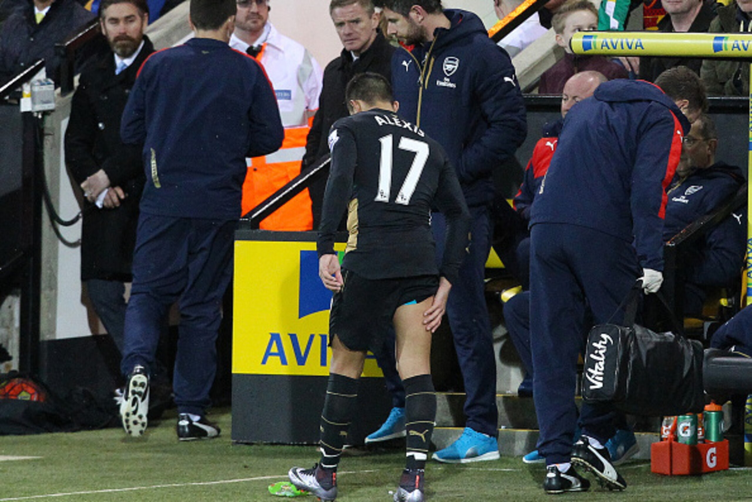 Arsenal's Chilean striker Alexis Sanchez limps off the pitch holding his leg during the English Premier League football match between Norwich City and Arsenal at Carrow Road in Norwich, eastern England on November 29, 2015. The game finished 1-1. AFP PHOT