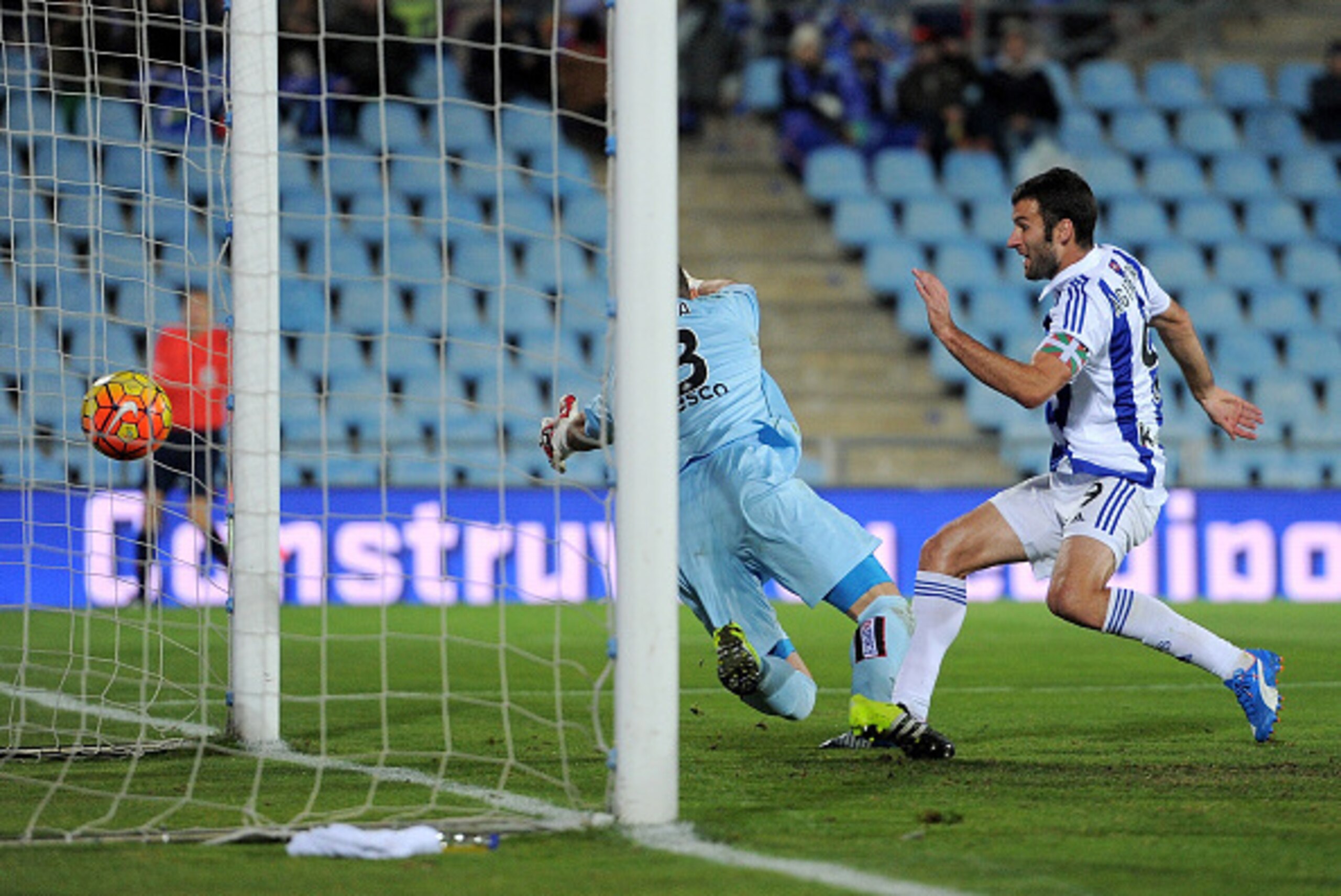 GETAFE, SPAIN - DECEMBER 11:  Imanol Agirretxe of Real Sociedad beats Vicente Guaita of Getafe to score his team's opening goal  during the La Liga match between Getafe CF and Real Sociedad de Futbol at Coliseum Alfonso Perez stadium on December 11, 2015 