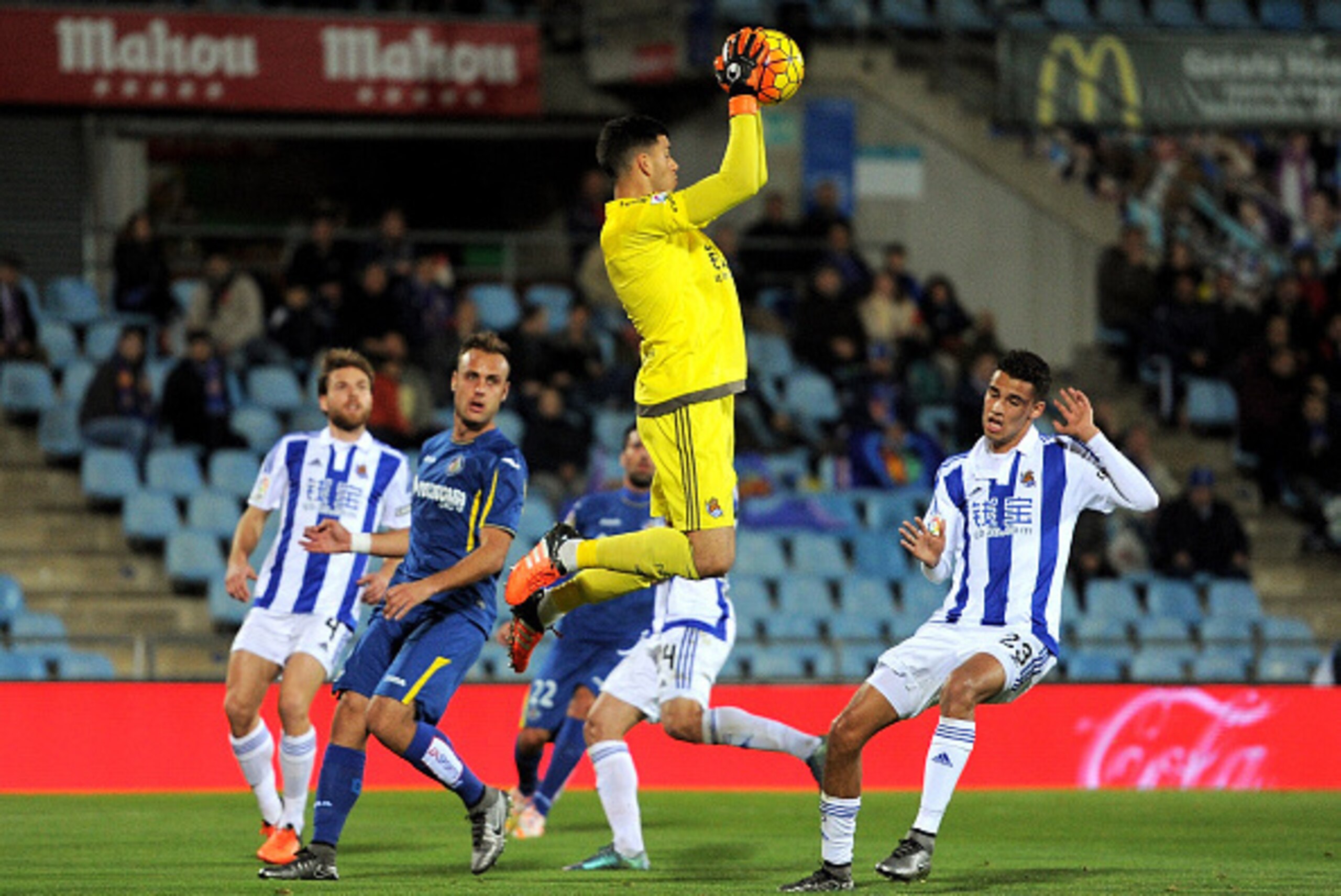 GETAFE, SPAIN - DECEMBER 11: Guillermo Rulli of Real Sociedad de Futbo catches the ball during the La Liga match between Getafe CF and Real Sociedad de Futbol at Coliseum Alfonso Perez stadium on December 11, 2015 in Getafe, Spain.  (Photo by Denis Doyle/