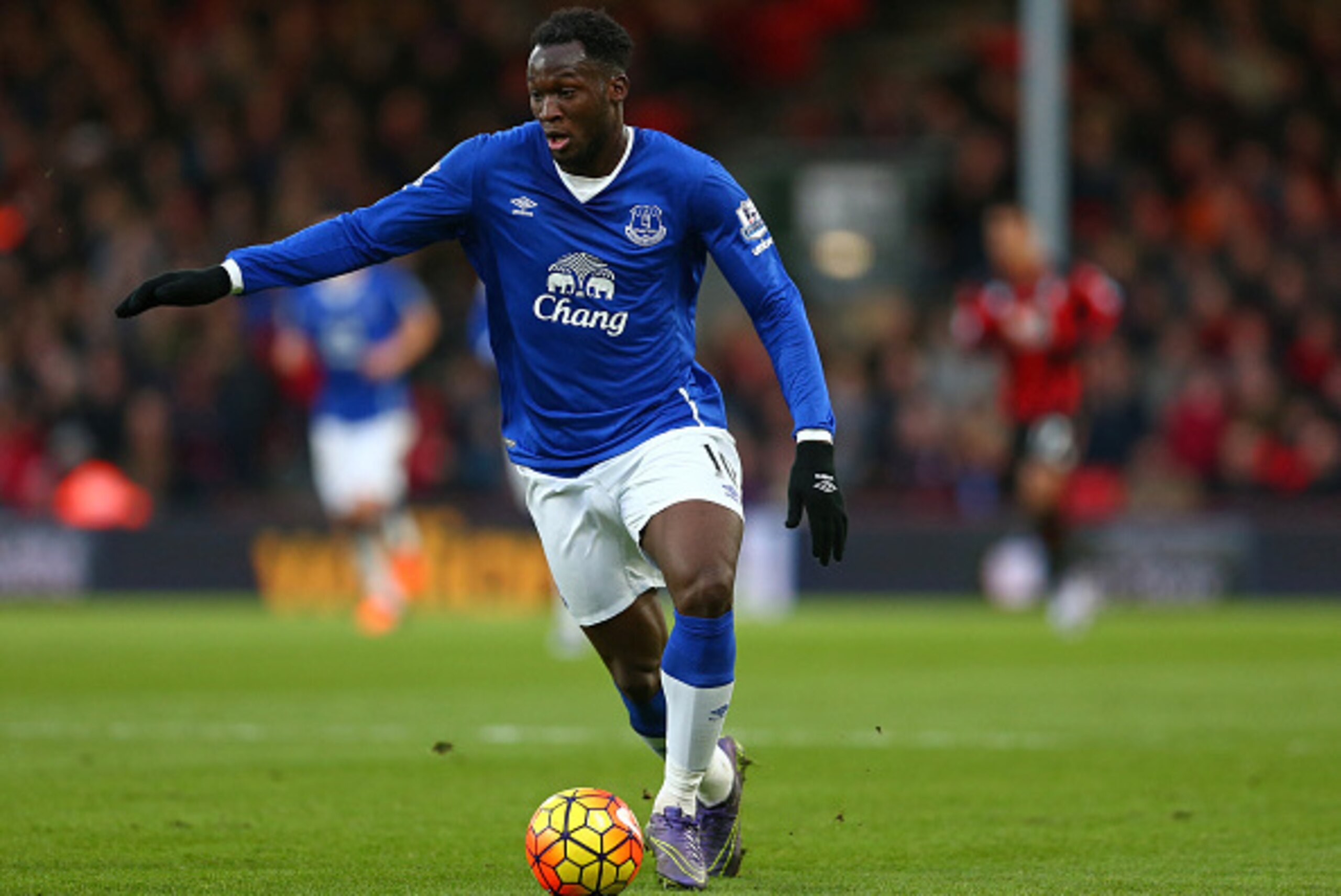 BOURNEMOUTH, ENGLAND - NOVEMBER 28: Romelu Lukaku of Everton in action during the Barclays Premier League match between A.F.C. Bournemouth and Everton at Vitality Stadium on November 28, 2015 in Bournemouth, England. (Photo by Steve Bardens/Getty Images) BOURNEMOUTH, ENGLAND - NOVEMBER 28: Romelu Lukaku of Everton in action during the Barclays Premier League match between A.F.C. Bournemouth and Everton at Vitality Stadium on November 28, 2015 in Bournemouth, England. (Photo by Steve Bardens/Getty Images)