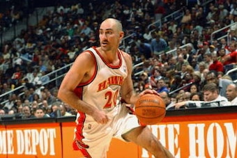 ATLANTA - NOVEMBER 9:  Jon Barry #20 of the Atlanta Hawks drives against the Cleveland Cavaliers during the game at Philips Arena on November 11, 2004 in Atlanta, Georgia.  The Cavaliers won 93-79.  NOTE TO USER: User expressly acknowledges and agrees tha