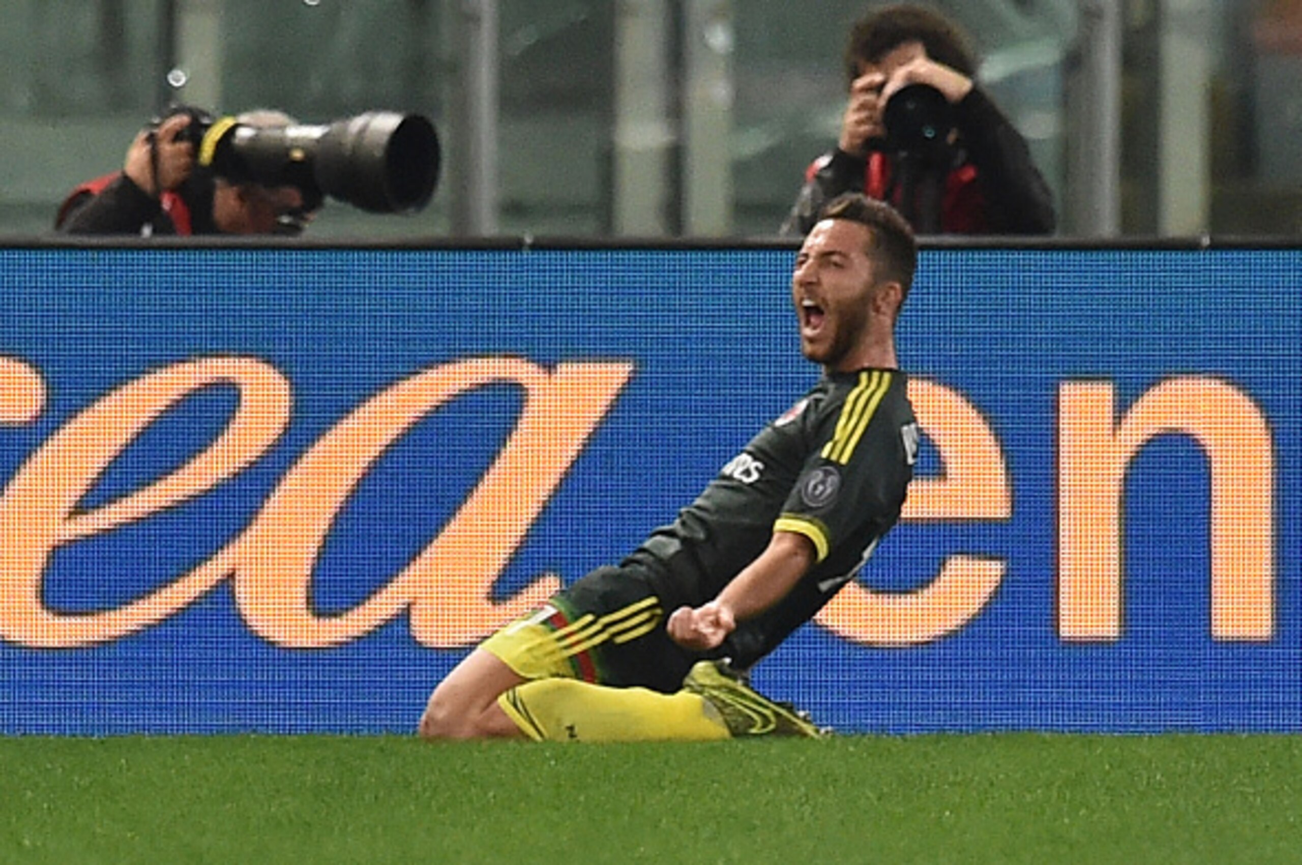 ROME, ITALY - NOVEMBER 01:  Andrea Bertolacci of AC Milan celebrates after scoring the opening goal during the Serie A match between SS Lazio and AC Milan at Stadio Olimpico on November 1, 2015 in Rome, Italy.  (Photo by Giuseppe Bellini/Getty Images)