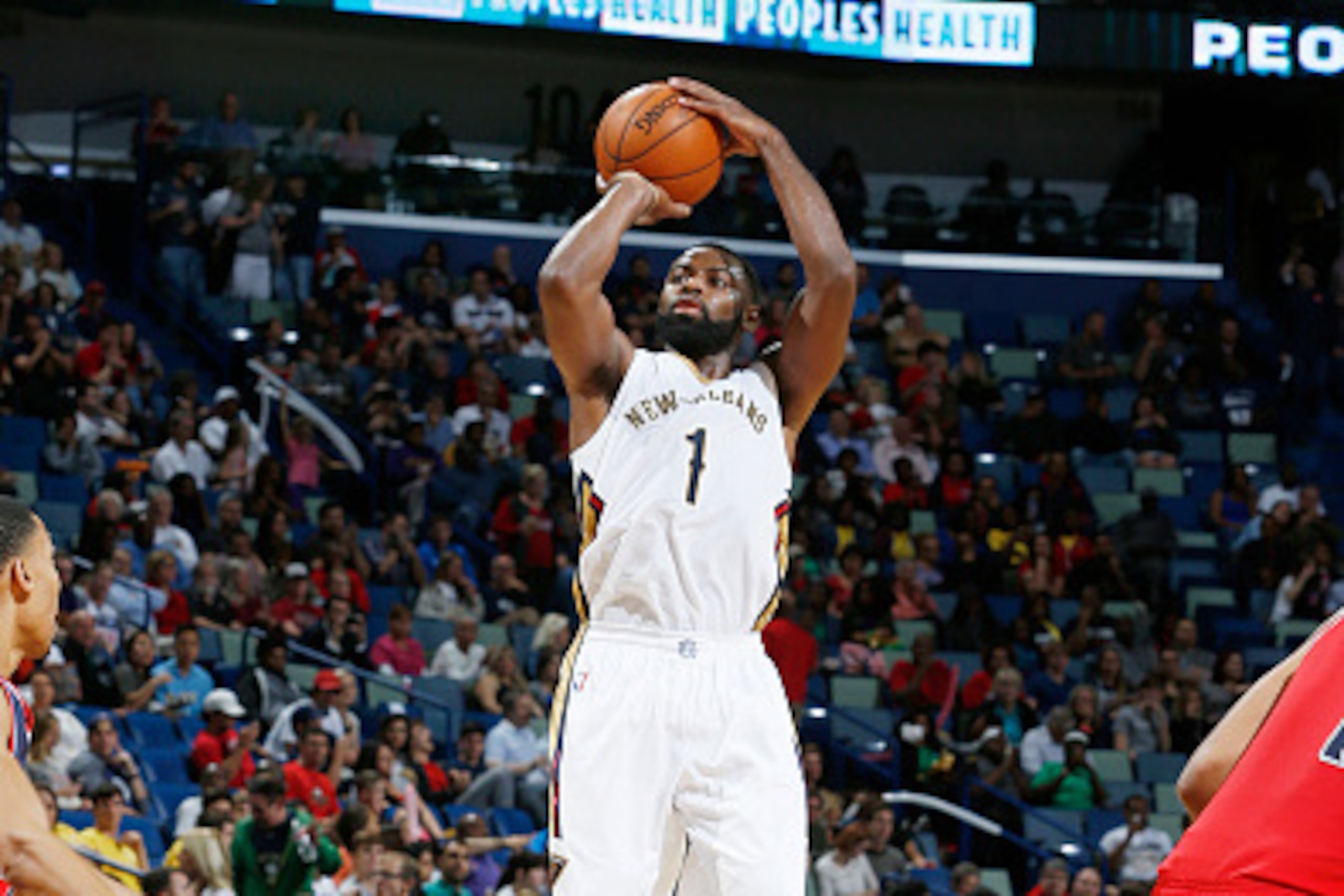 NEW ORLEANS, LA - DECEMBER 11:  Tyreke Evans #1 of the New Orleans Pelicans shoots the ball against the Washington Wizards on December 11, 2015 at the Smoothie King Center in New Orleans, Louisiana. NOTE TO USER: User expressly acknowledges and agrees tha