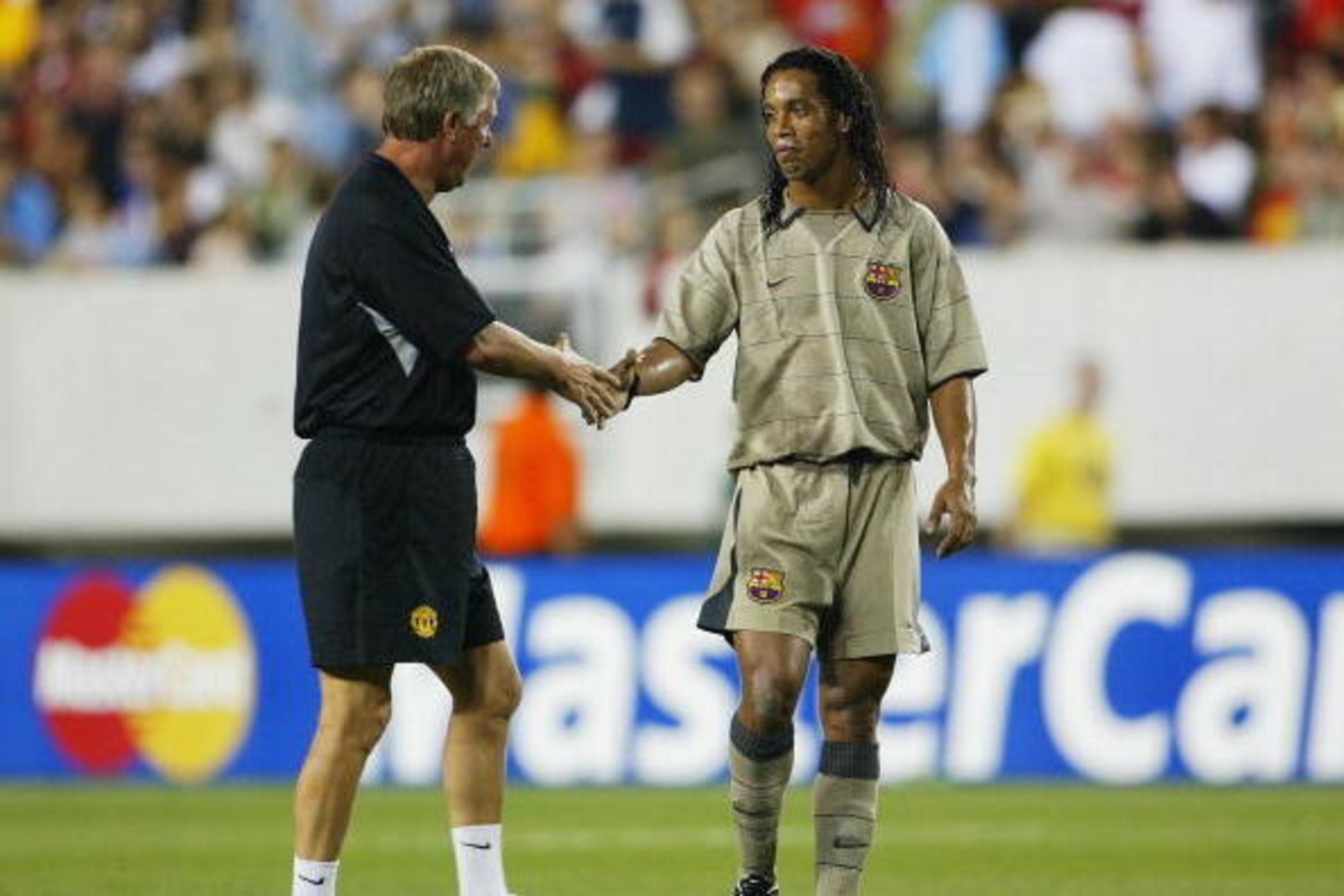 PHILADELPHIA, PA - AUGUST 3:  Sir Alex Ferguson of Manchester Utd shakes hands with Ronaldinho of Barcelona as they walk off at half time during the Champions World Series game between Manchester United and Barcalona on August 3, 2003, at Lincoln Financia