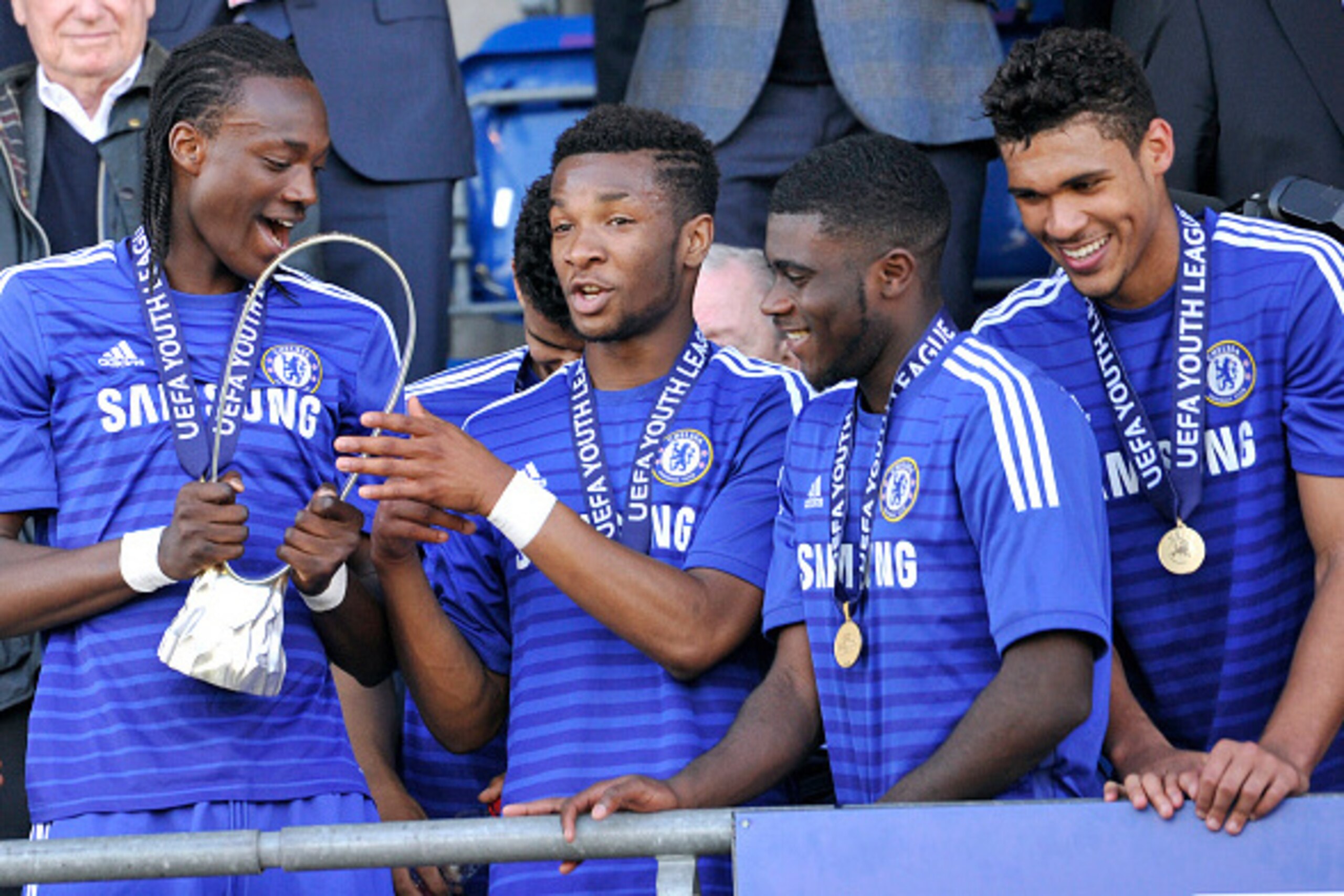 NYON, SWITZERLAND - APRIL 13:  Tammy Abraham (L) of Chelsea FC celebrates with his teammates their victory with the Lennart Johansson trophy following the UEFA Youth League final match between FC Shakhtar Donetsk and Chelsea FC at Colovray on April 13, 20