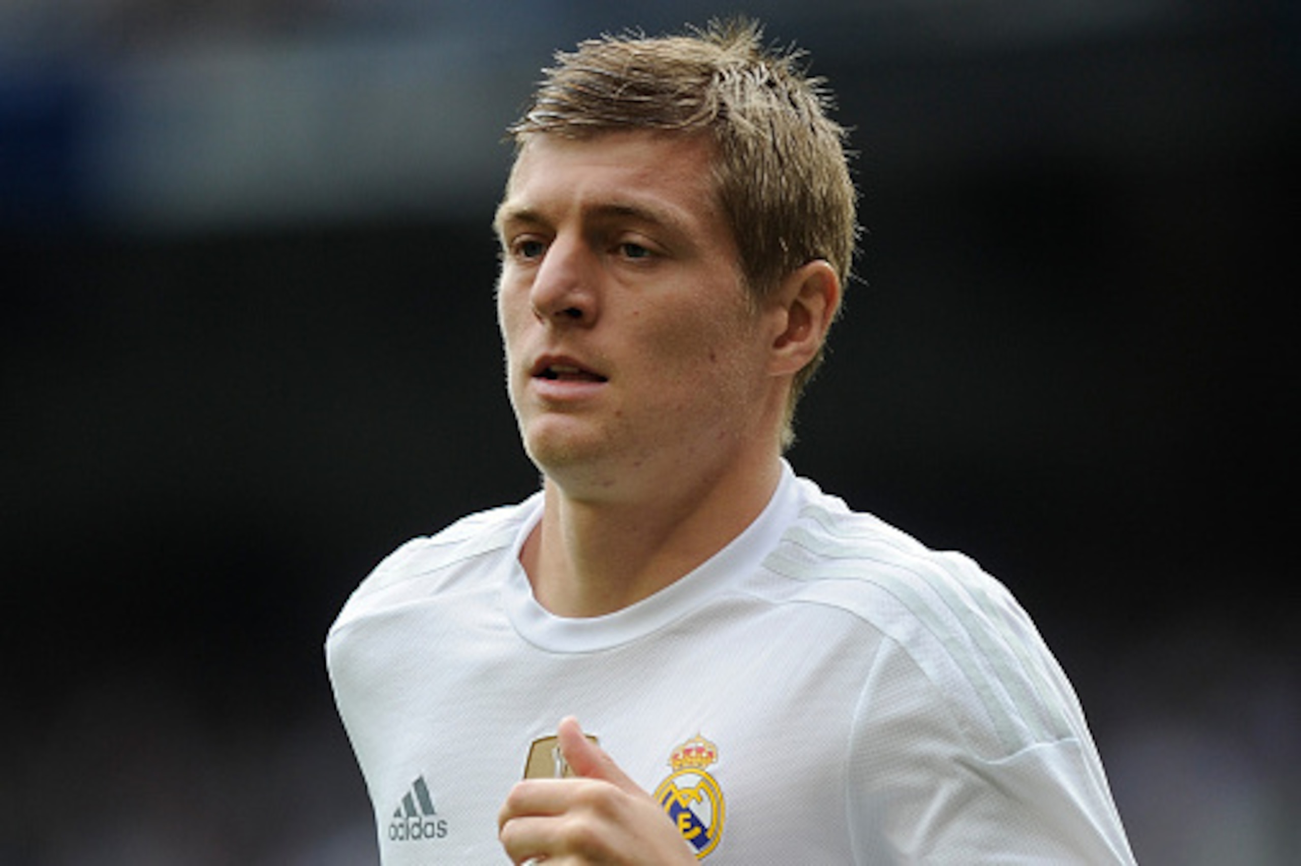 MADRID, SPAIN - OCTOBER 31:  Toni Kroos of Real Madrid runs to take a corner kick during the La Liga match between Real Madrid CF and UD Las Palmas at Estadio Santiago Bernabeu on October 31, 2015 in Madrid, Spain.  (Photo by Denis Doyle/Getty Images)