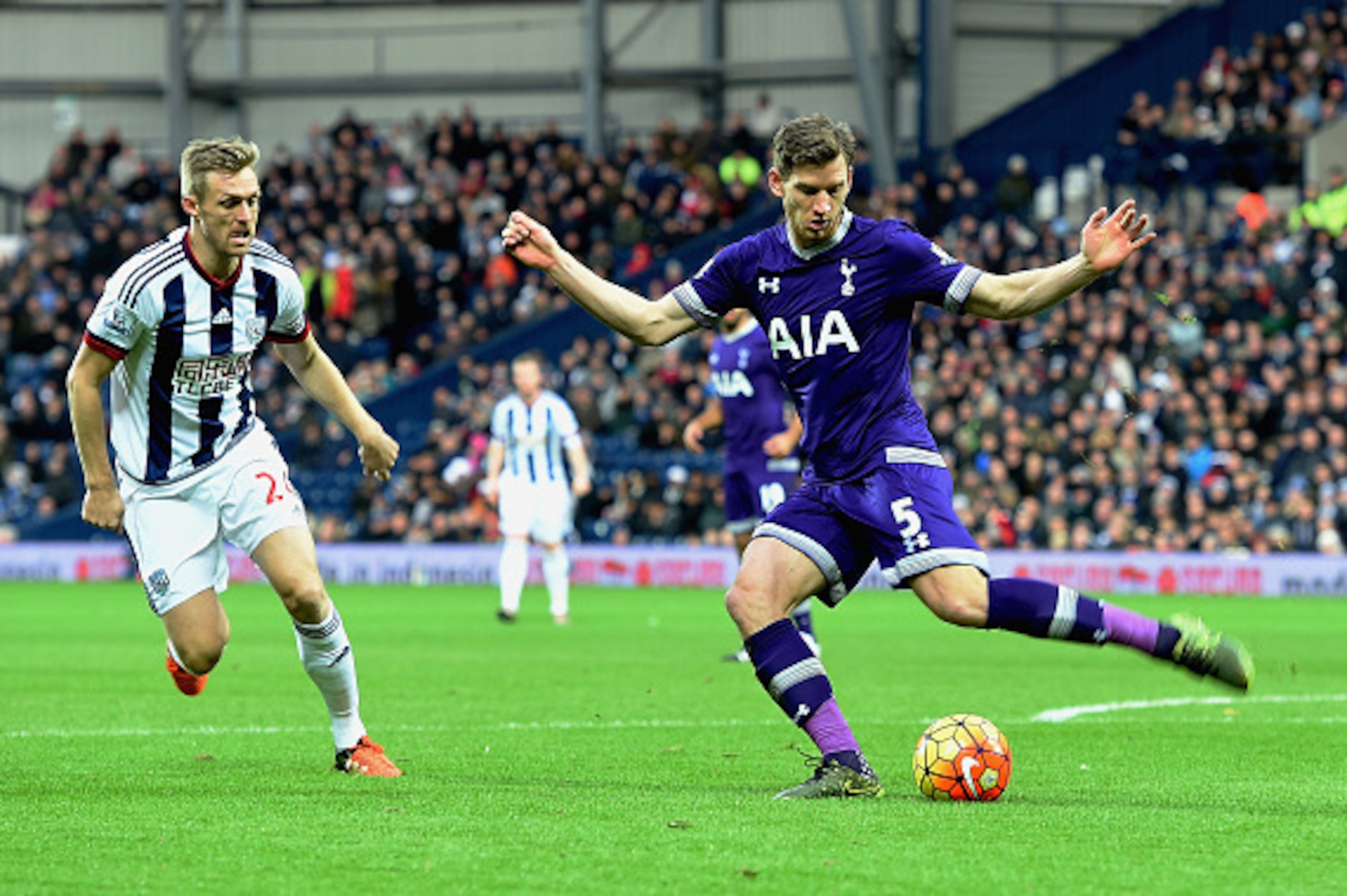 WEST BROMWICH, ENGLAND - DECEMBER 05: Jan Vertonghen of Tottenham Hotspur and Darren Fletcher of West Bromwich Albion compete for the ball during the Barclays Premier League match between West Bromwich Albion and Tottenham Hotspur at The Hawthorns on Dec WEST BROMWICH, ENGLAND - DECEMBER 05: Jan Vertonghen of Tottenham Hotspur and Darren Fletcher of West Bromwich Albion compete for the ball during the Barclays Premier League match between West Bromwich Albion and Tottenham Hotspur at The Hawthorns on Dec