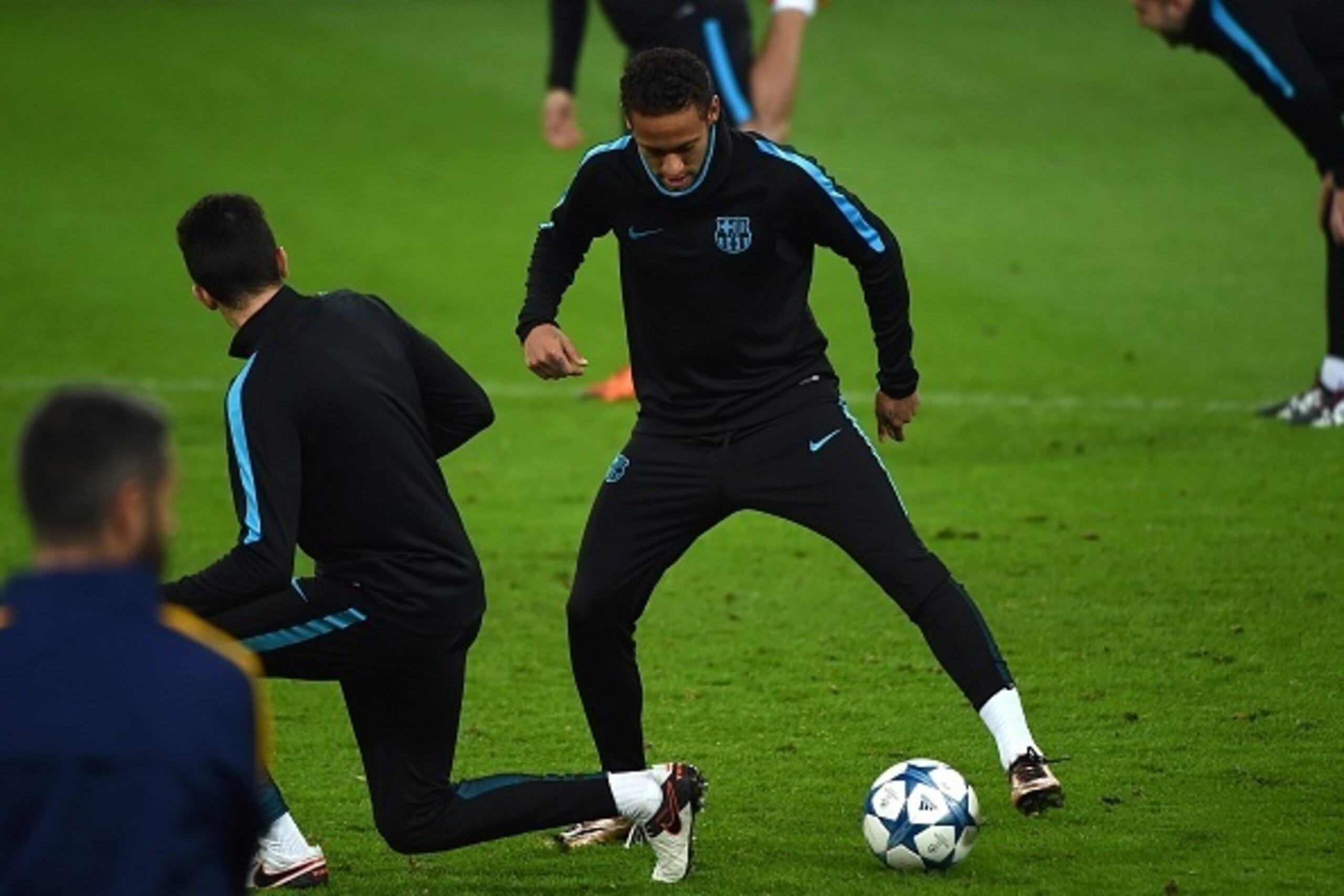 Brazilian striker Neymar (R) warms up during a training session on the eve of the Group E, second-leg UEFA Champions League football match Bayer Leverkusen vs FC Barcelona in Leverkusen, western Germany on December 8, 2015. AFP PHOTO / PATRIK STOLLARZ / A