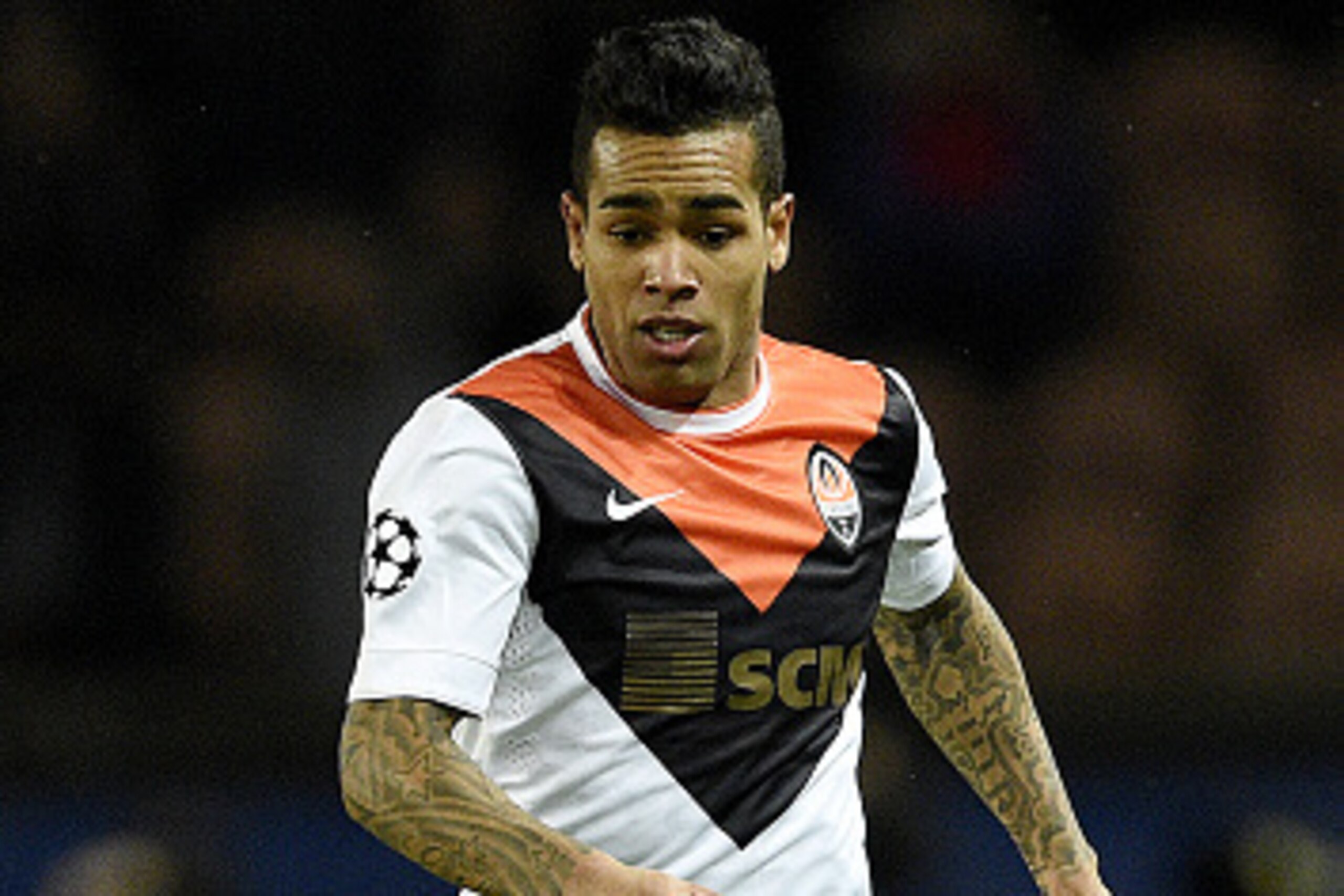 Shakhtar Donetsk's Brazilian midfielder Alex Teixeira controls the ball during the UEFA Champions League group A football match between Paris-Saint-Germain (PSG) and Shakhtar Donetsk at the Parc des Princes stadium in Paris on December 8, 2015.  / AFP / F