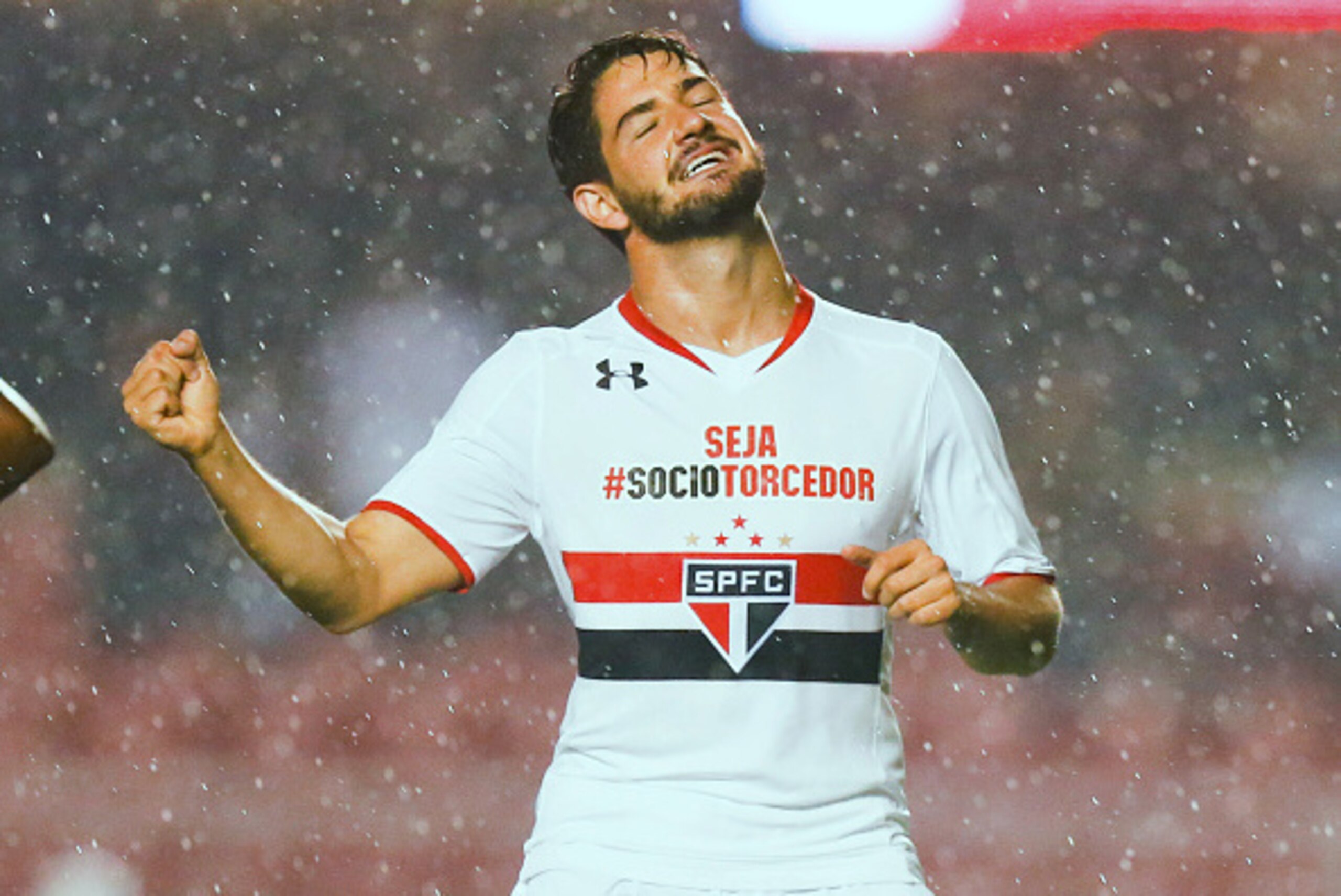 SAO PAULO, BRAZIL - MAY 10: Alexandre Pato #11 of Sao Paulo celebrates their second goal during the match between Sao Paulo and Flamengo for the Brazilian Series A 2015 at Morumbi stadium on May 10, 2015 in Sao Paulo, Brazil. (Photo by Alexandre Schneider