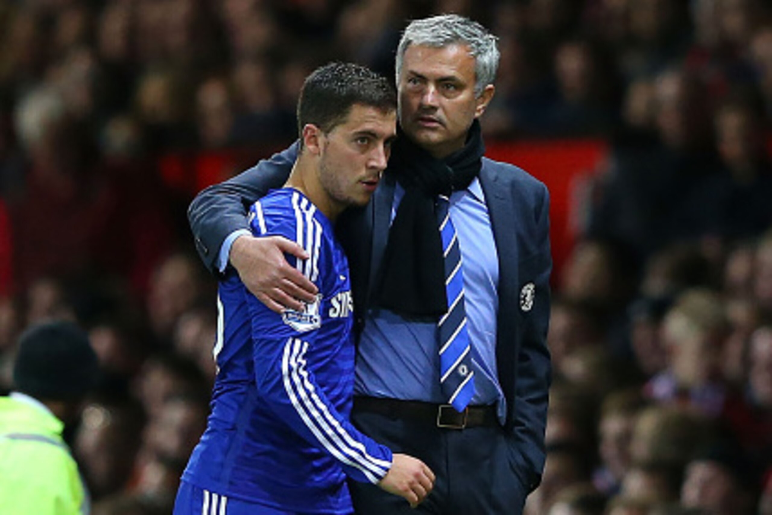 MANCHESTER, ENGLAND - OCTOBER 26:  Chelsea Manager Jose Mourinho embraces Eden Hazard during the Barclays Premier League match between Manchester United and Chelsea at Old Trafford on October 26, 2014 in Manchester, England.  (Photo by Alex Livesey/Getty 